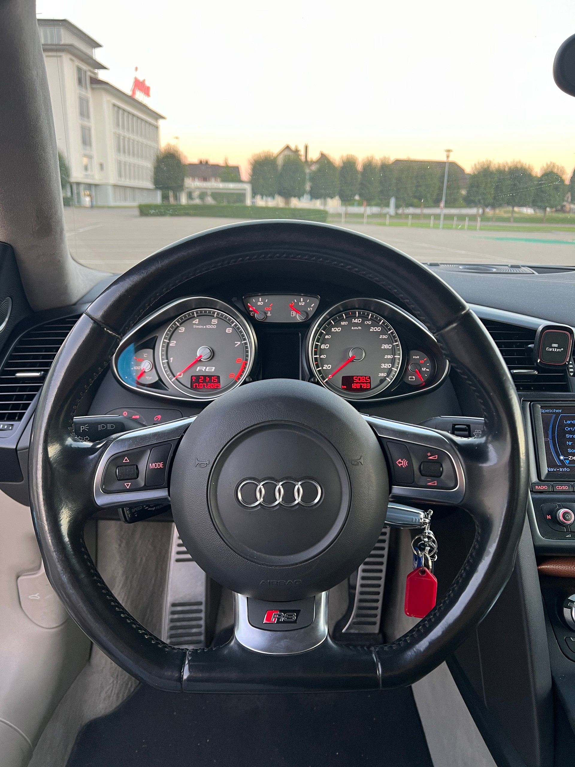 AUDI R8 4.2 FSI Quattro-image-6