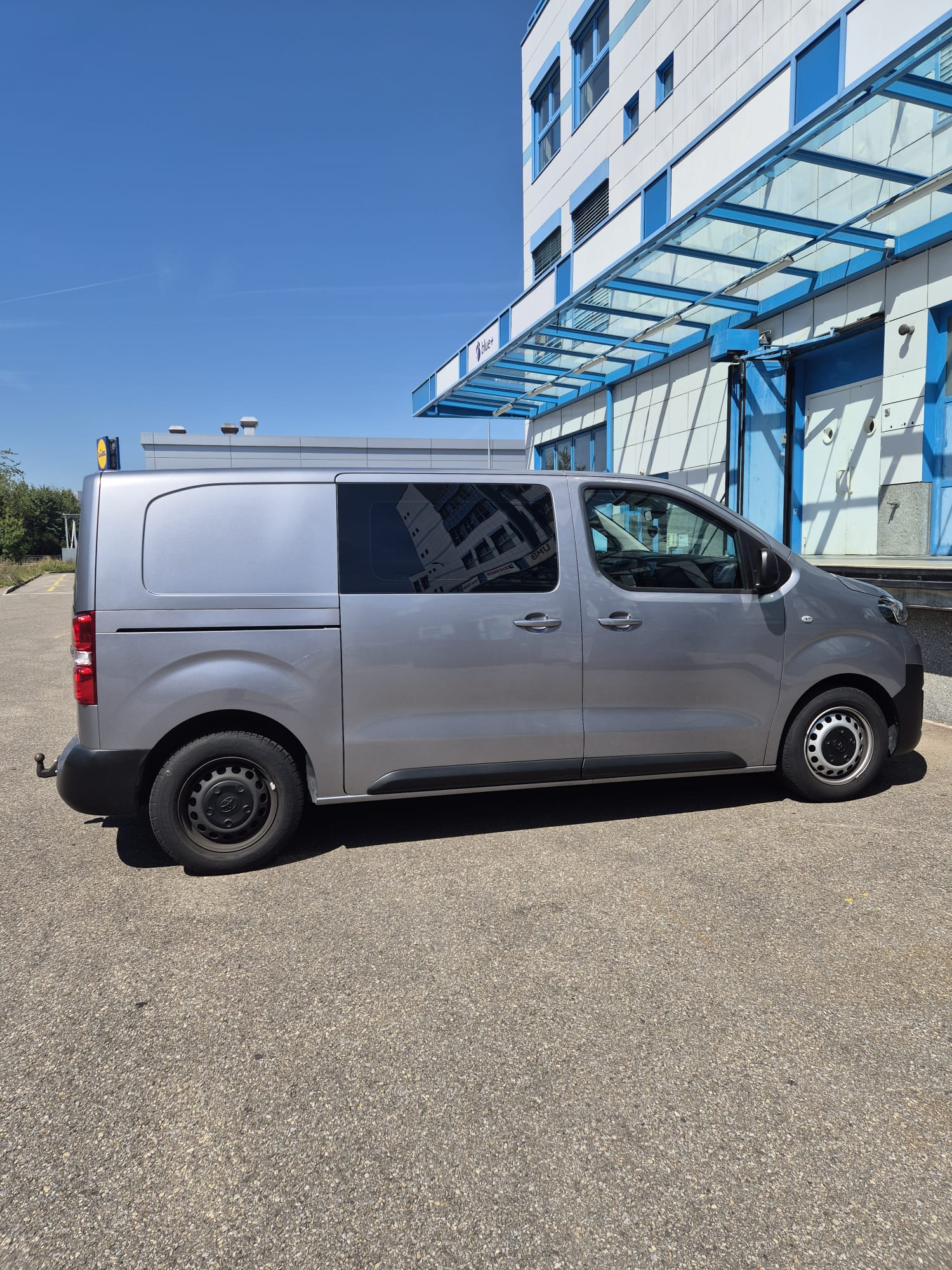 TOYOTA Proace 2.0D Panel Van Medium Comfort Automat-image-2