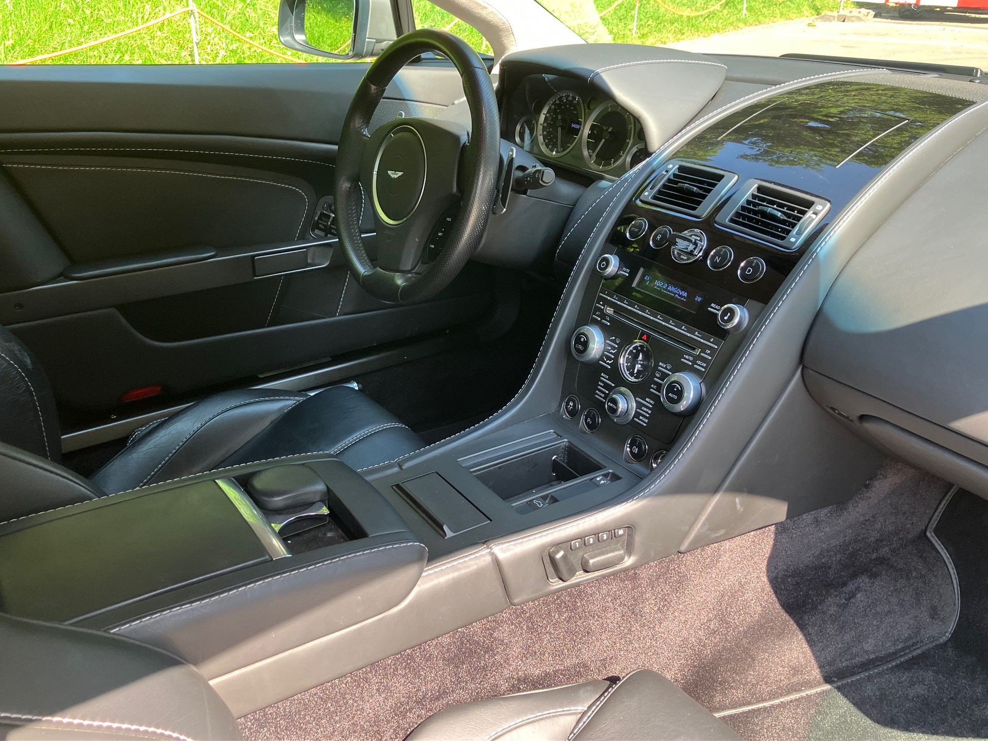 ASTON MARTIN V8 Vantage 4.7 Sportshift-image-4