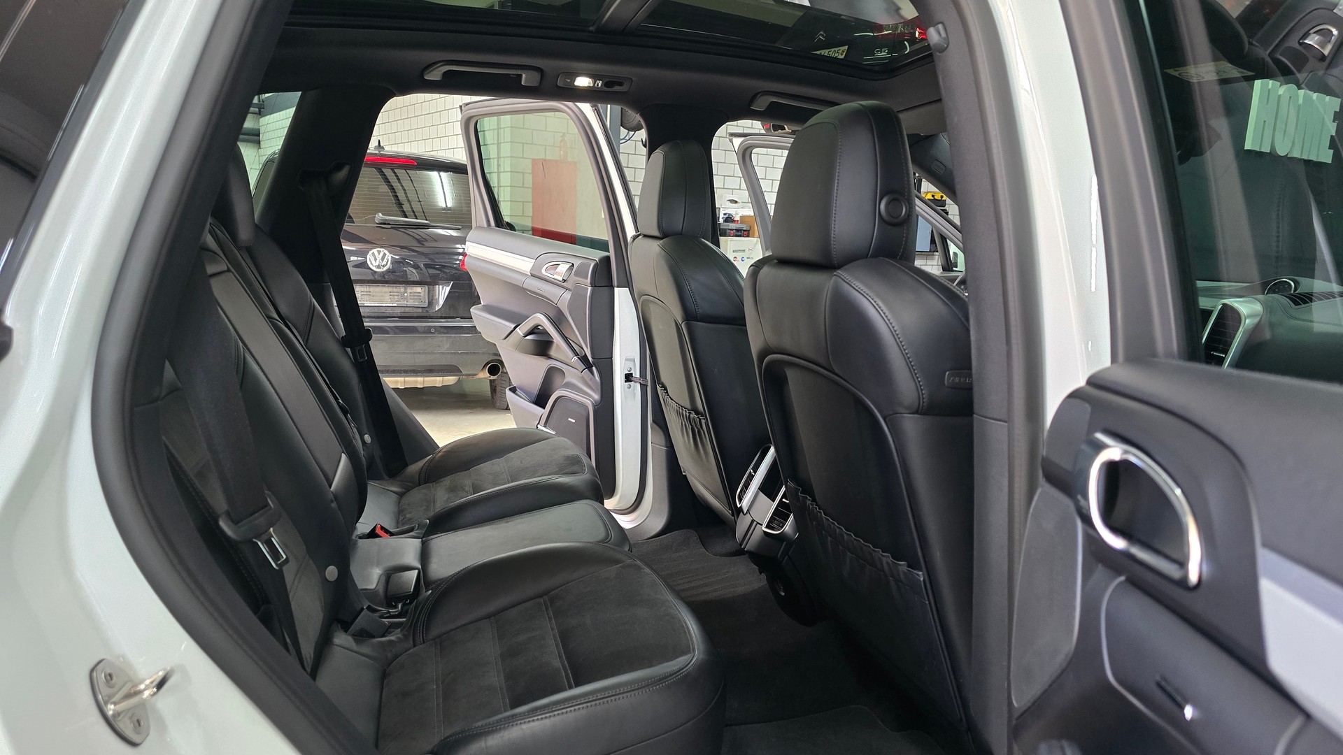 PORSCHE Cayenne S E-Hybrid Platinum Edition-image-21