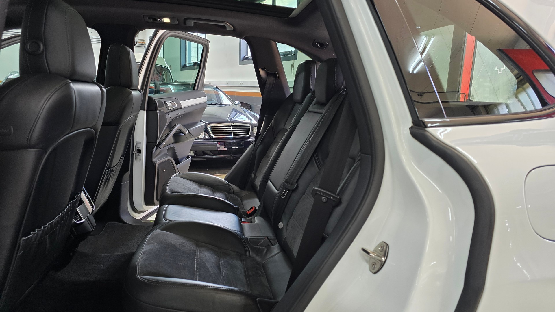 PORSCHE Cayenne S E-Hybrid Platinum Edition-image-27