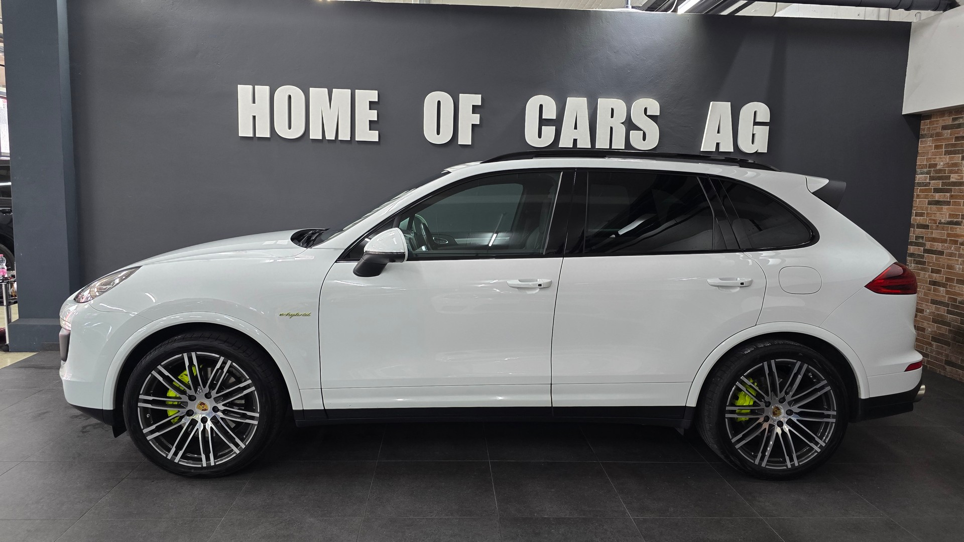 PORSCHE Cayenne S E-Hybrid Platinum Edition-image-3