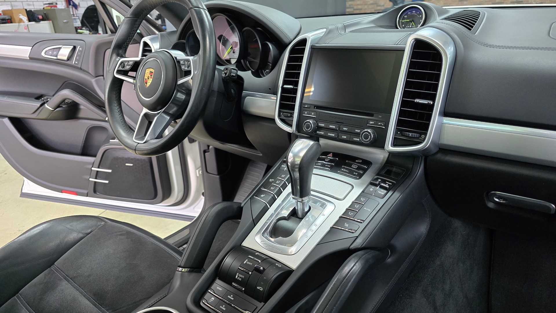 PORSCHE Cayenne S E-Hybrid Platinum Edition-image-23