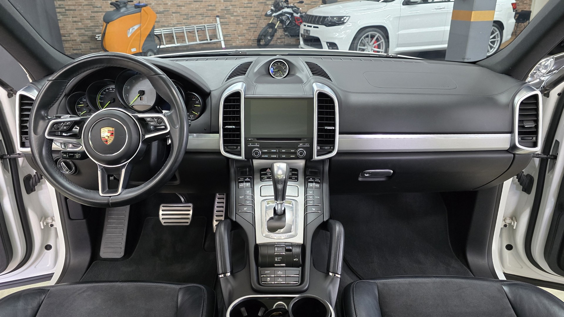 PORSCHE Cayenne S E-Hybrid Platinum Edition-image-22
