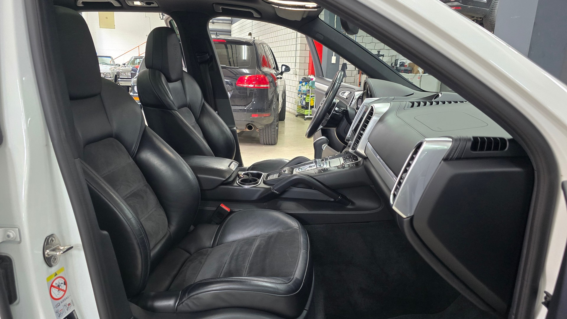 PORSCHE Cayenne S E-Hybrid Platinum Edition-image-19