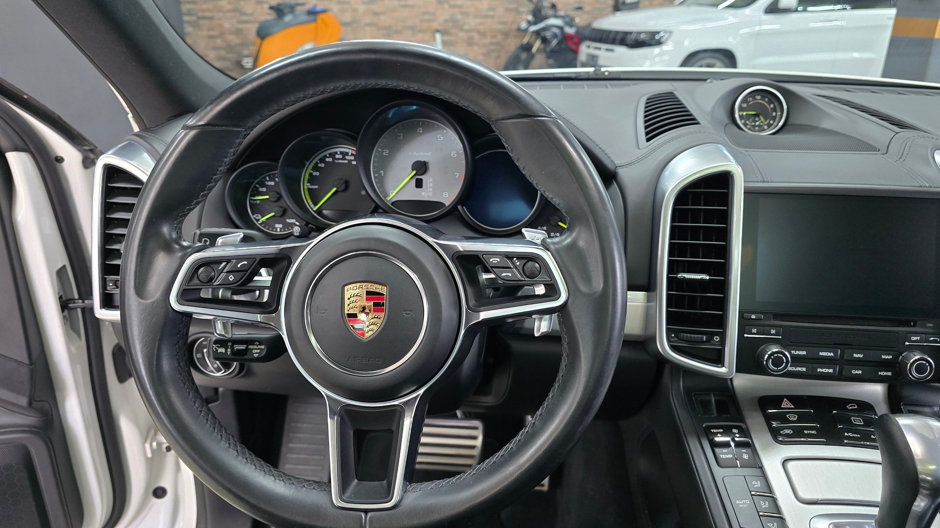 PORSCHE Cayenne S E-Hybrid Platinum Edition-image-24