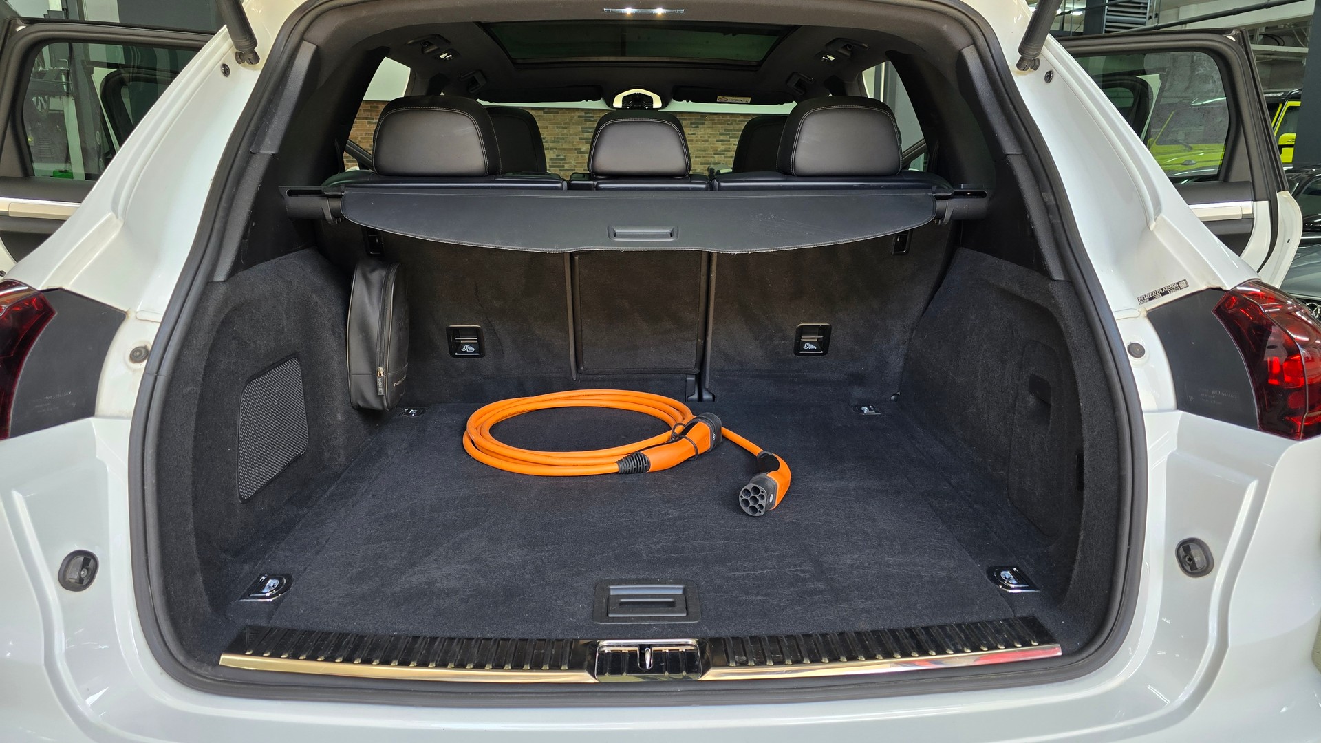PORSCHE Cayenne S E-Hybrid Platinum Edition-image-28
