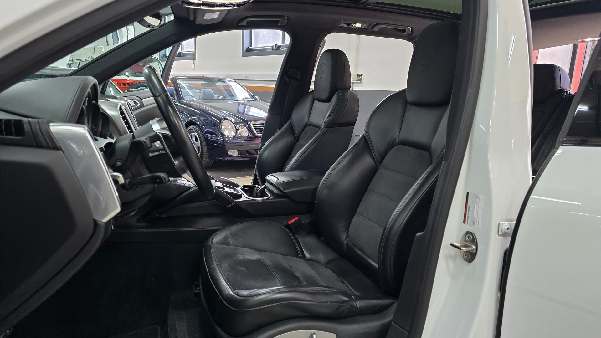 PORSCHE Cayenne S E-Hybrid Platinum Edition-image-26