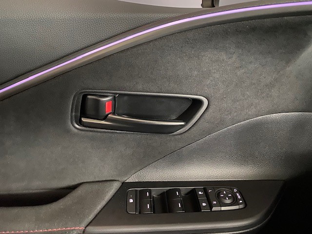 TOYOTA C-HR 2.0 PHEV GR Sport-image-13