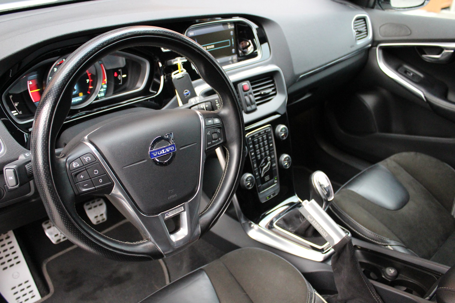 VOLVO V40 Sport200 - "Edition 1/200 exemplaires * Kit complet Maxton * Echappement Heico * Entretien suivi"-image-11