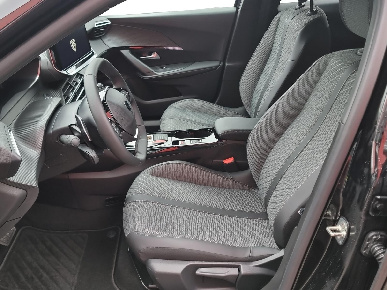 PEUGEOT 2008 1.2 Hybrid 145 Allure Premium-image-8