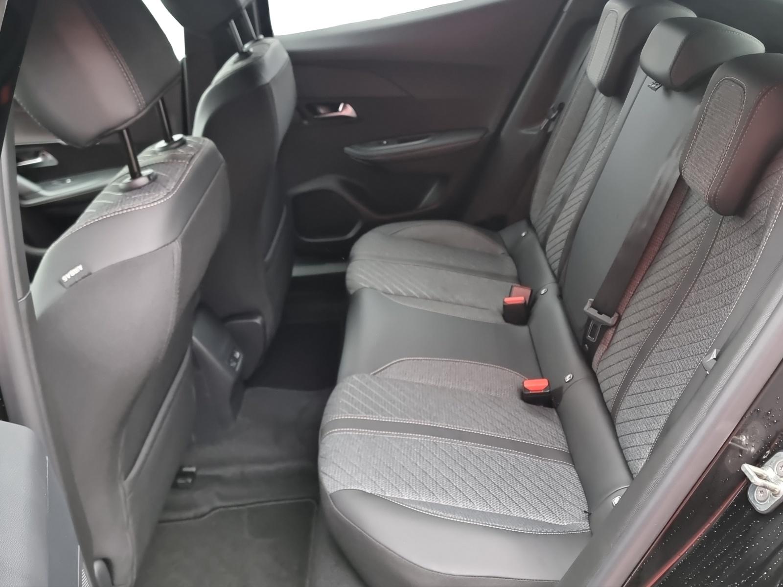 PEUGEOT 2008 1.2 Hybrid 145 Allure Premium-image-11