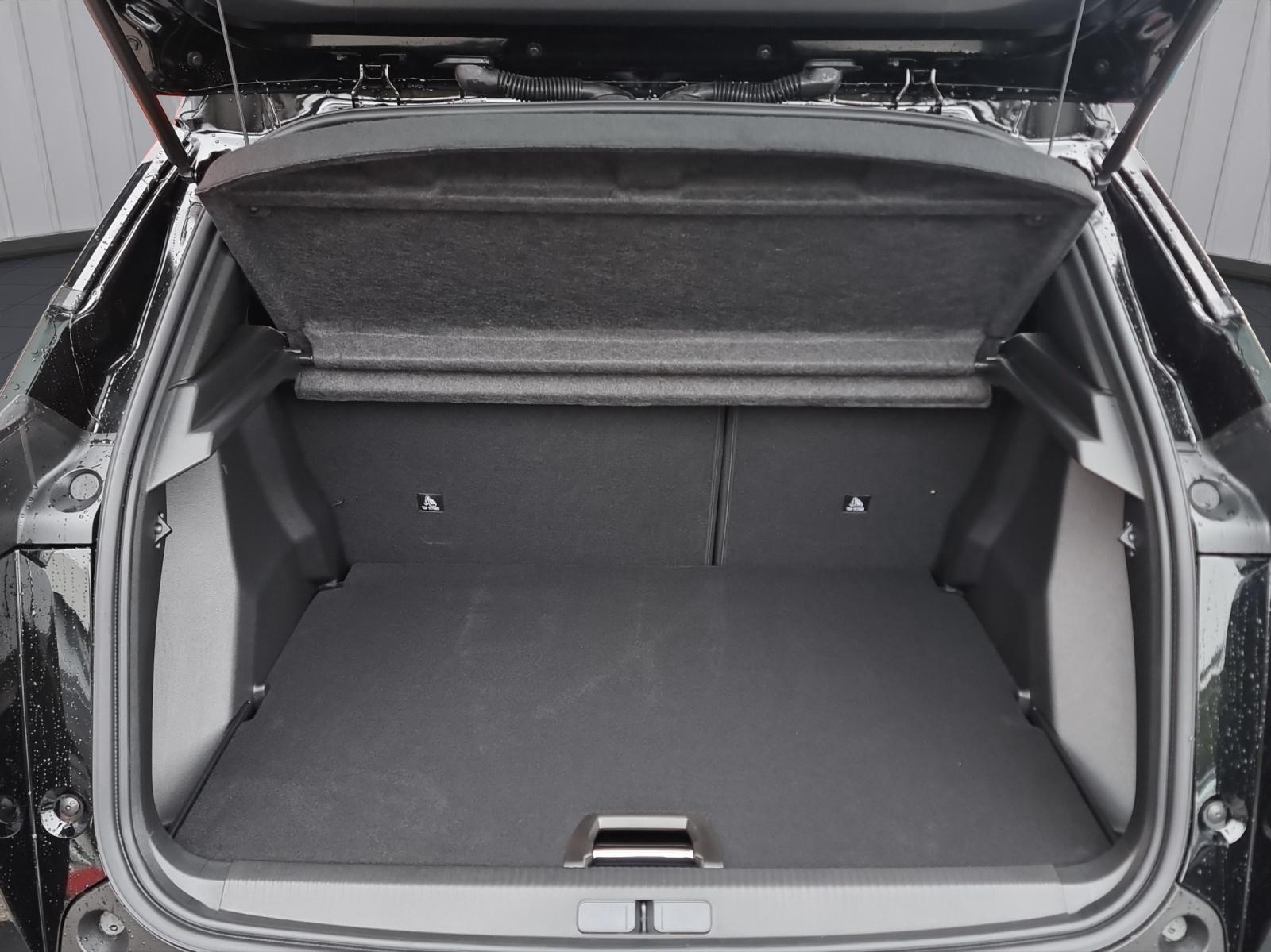PEUGEOT 2008 1.2 Hybrid 145 Allure Premium-image-12