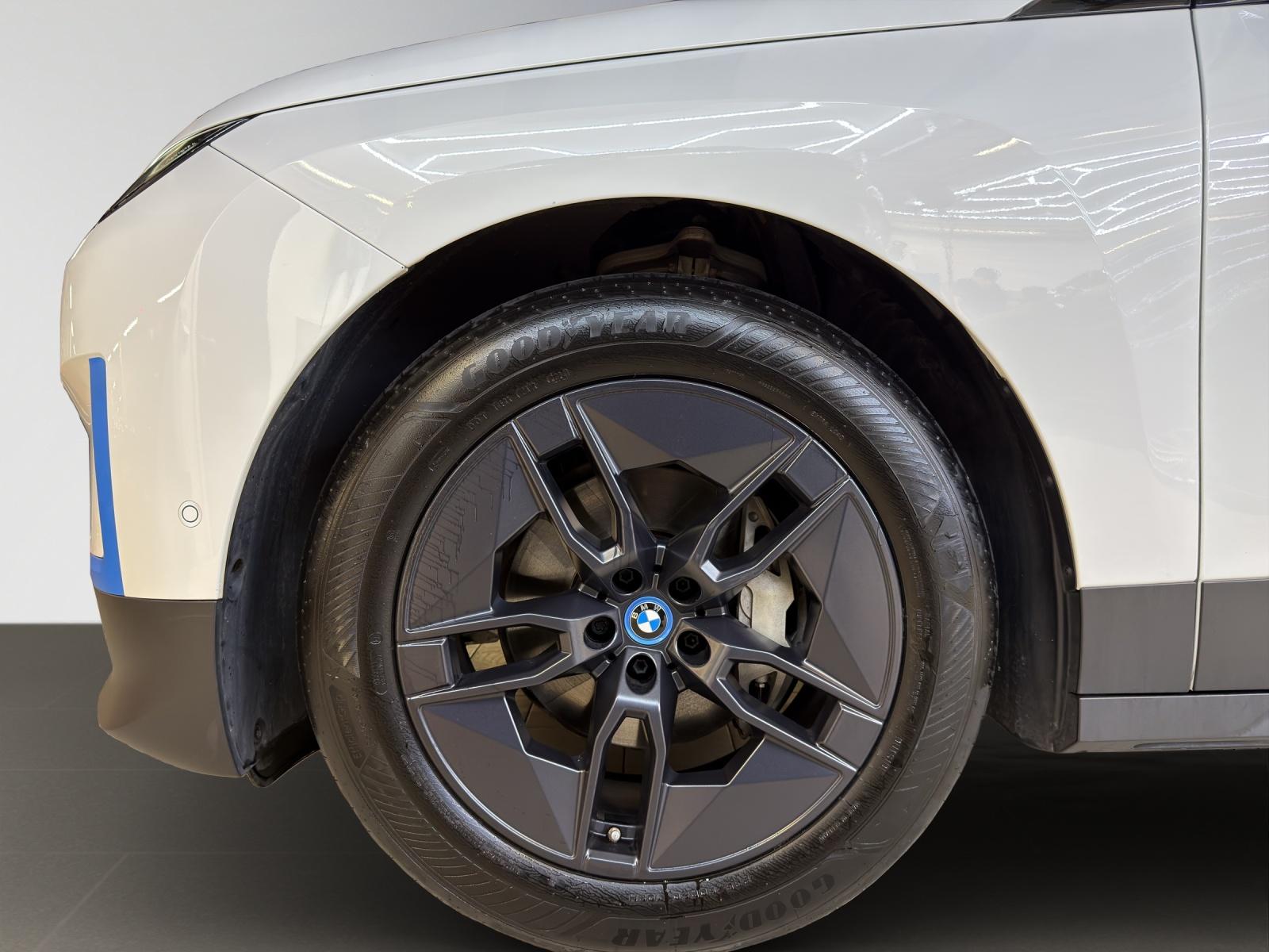 BMW iX xDrive50-image-17