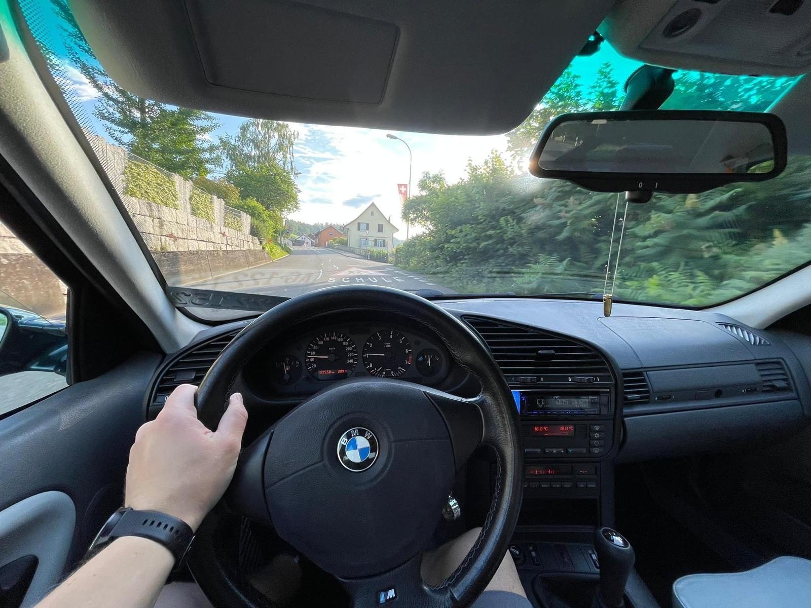 BMW 328i-image-5