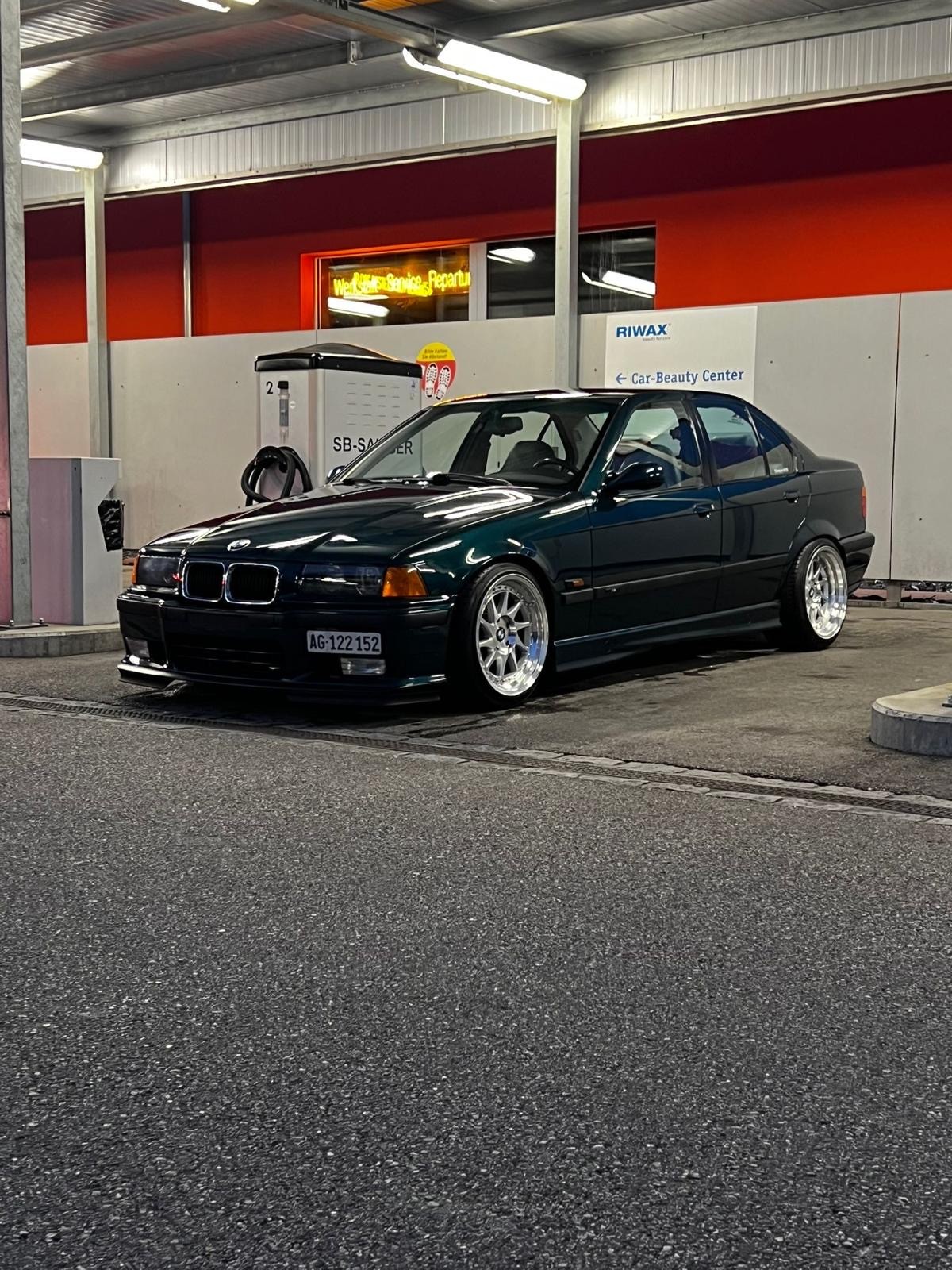 BMW 328i-image-4