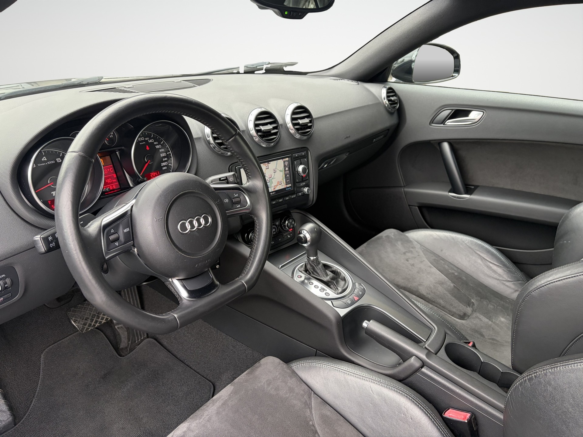 AUDI TT Coupé 3.2 quattro-image-8