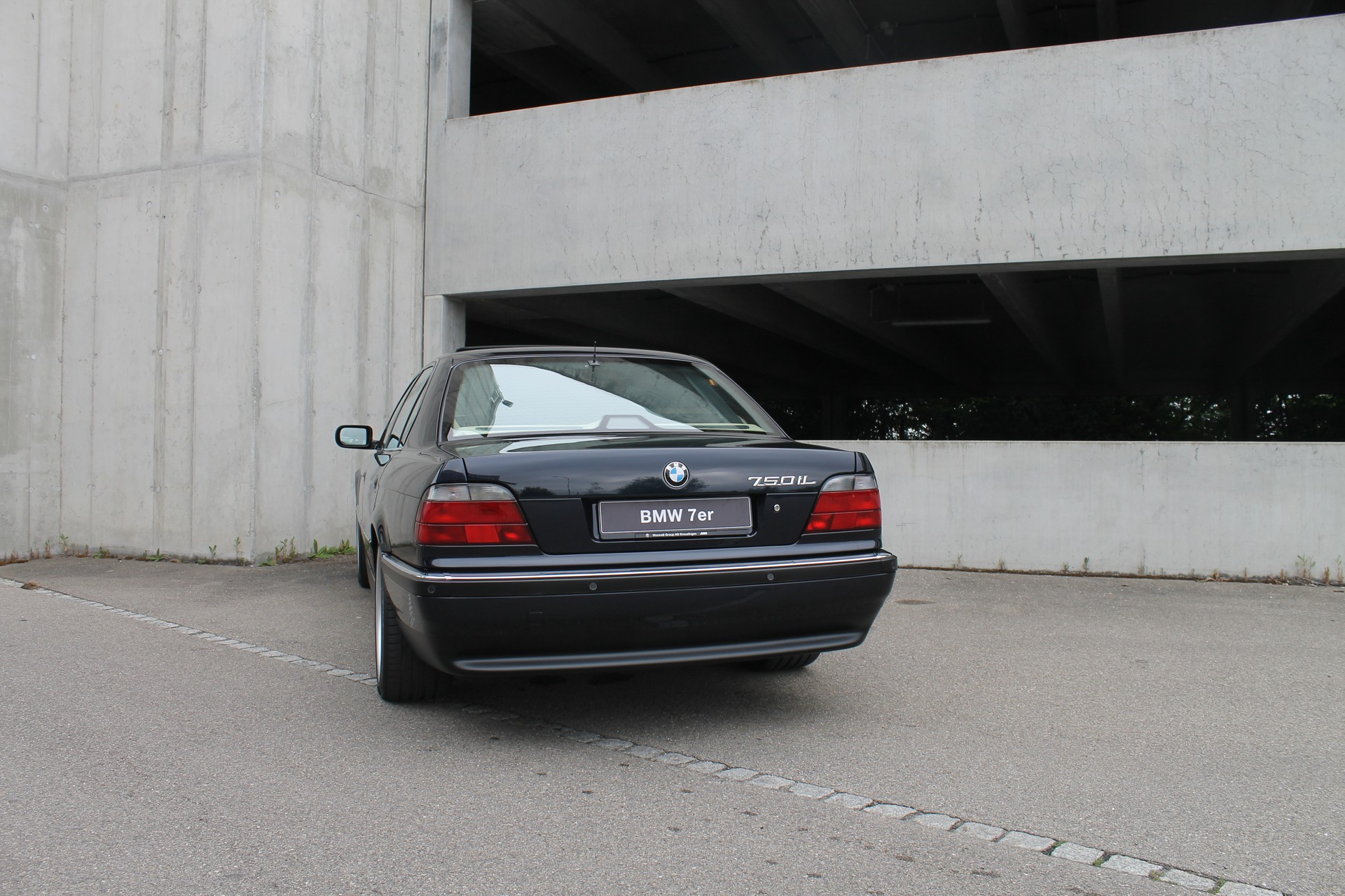 BMW 750iL-image-12