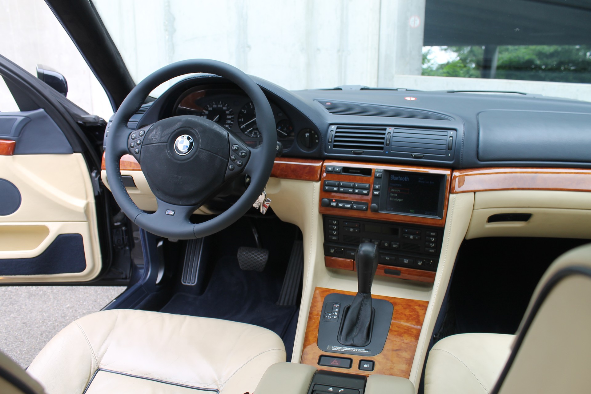 BMW 750iL-image-21