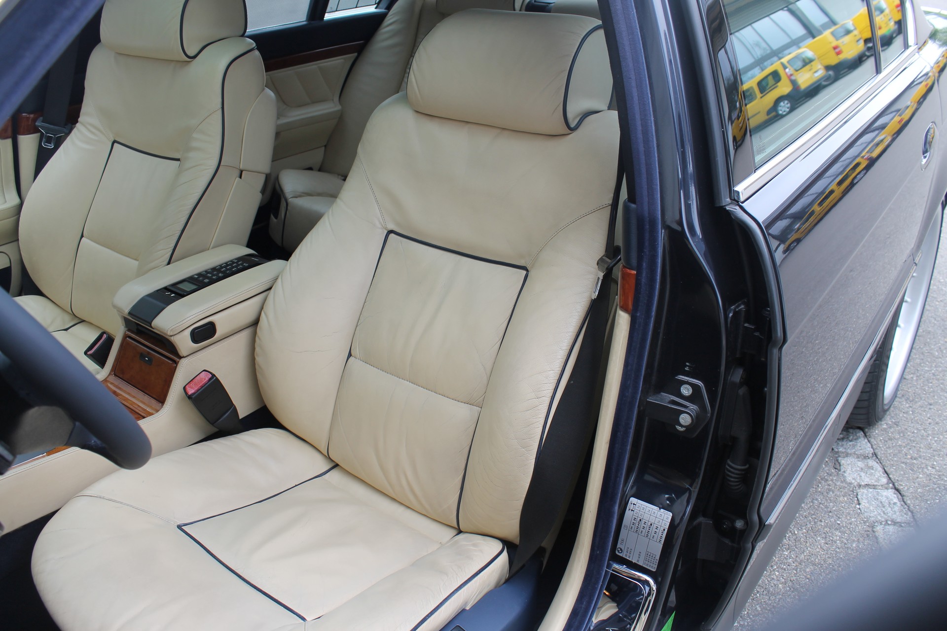 BMW 750iL-image-18