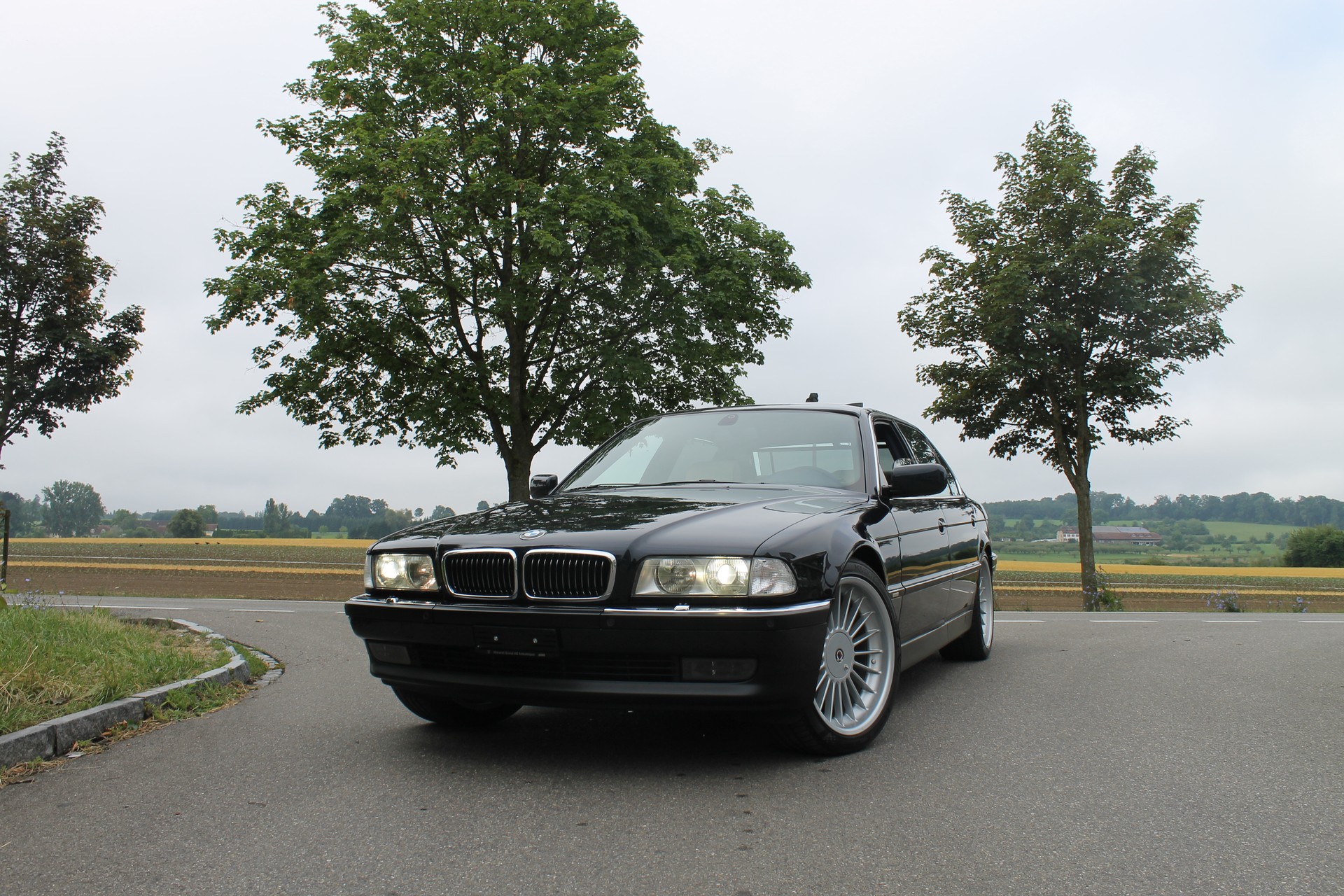 BMW 750iL-showroom-element-1