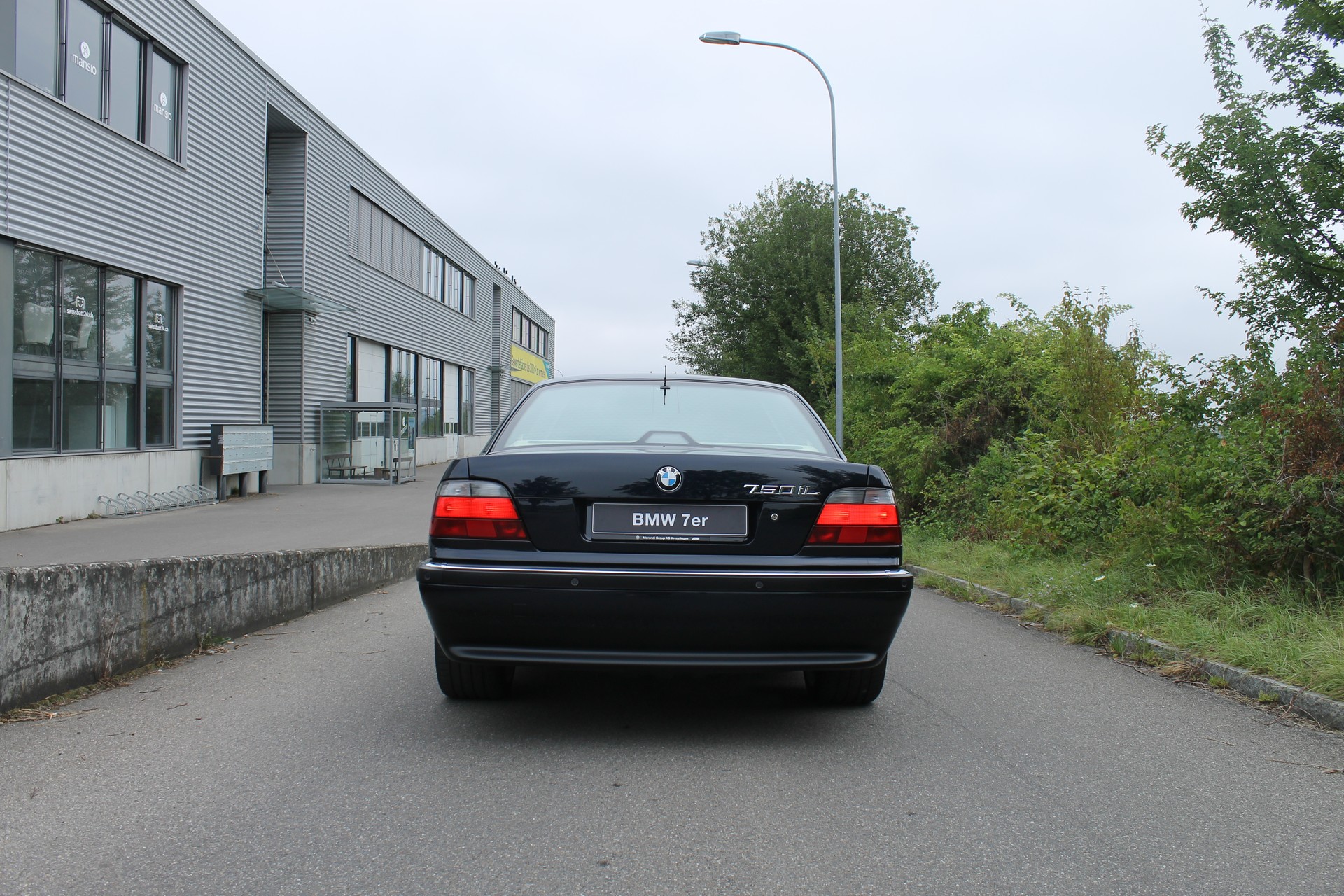BMW 750iL-image-4