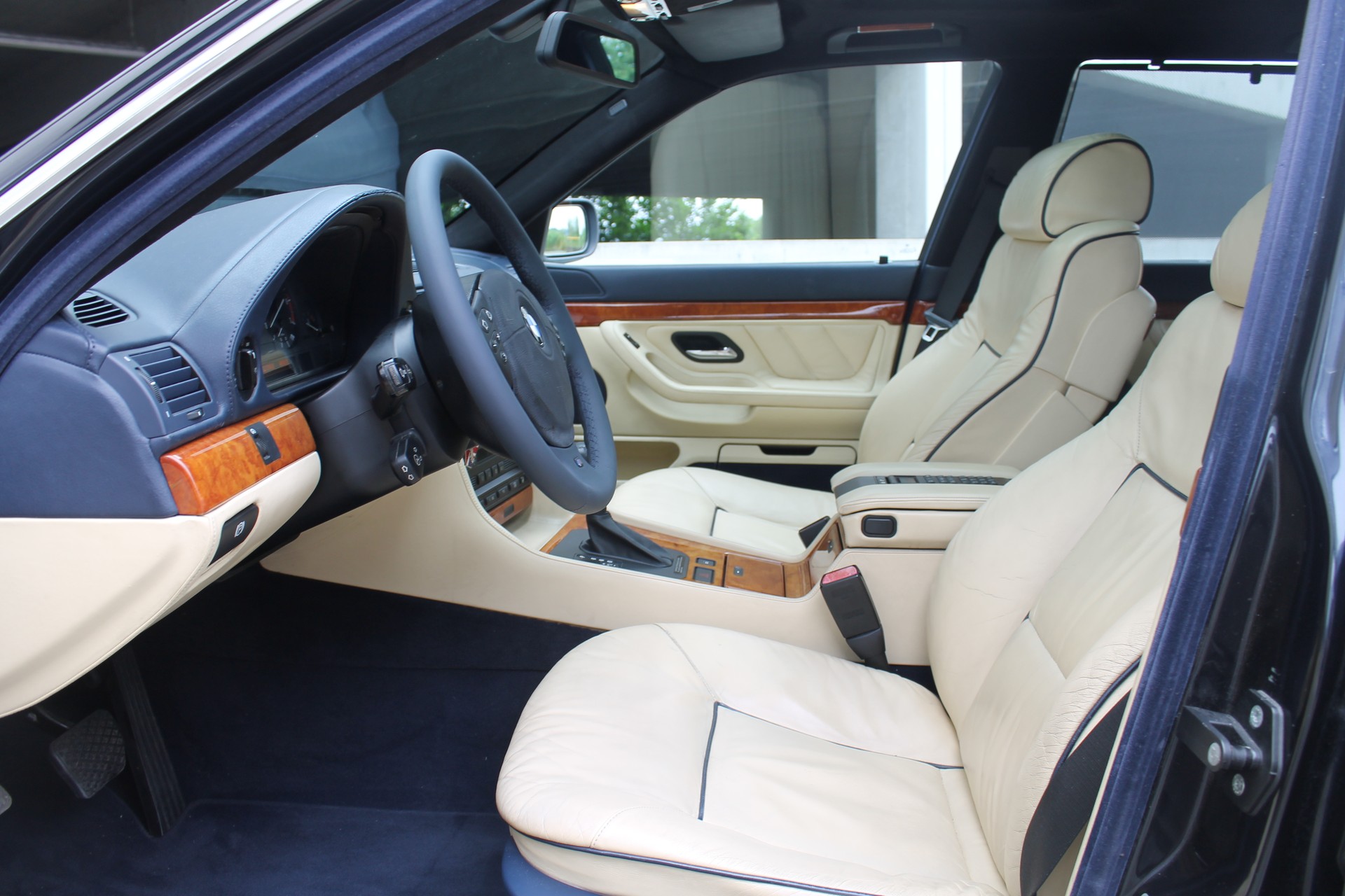 BMW 750iL-image-19