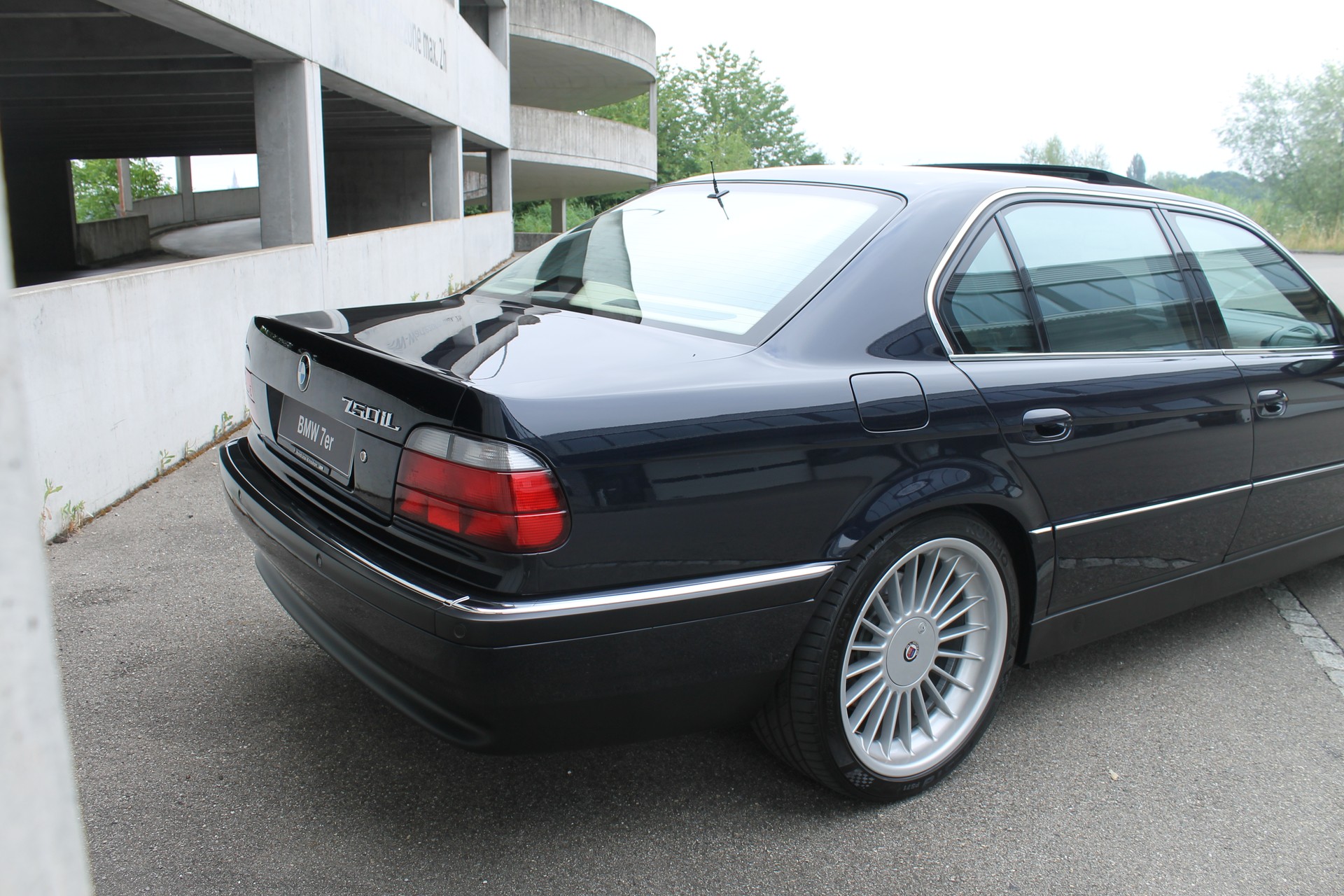 BMW 750iL-image-10