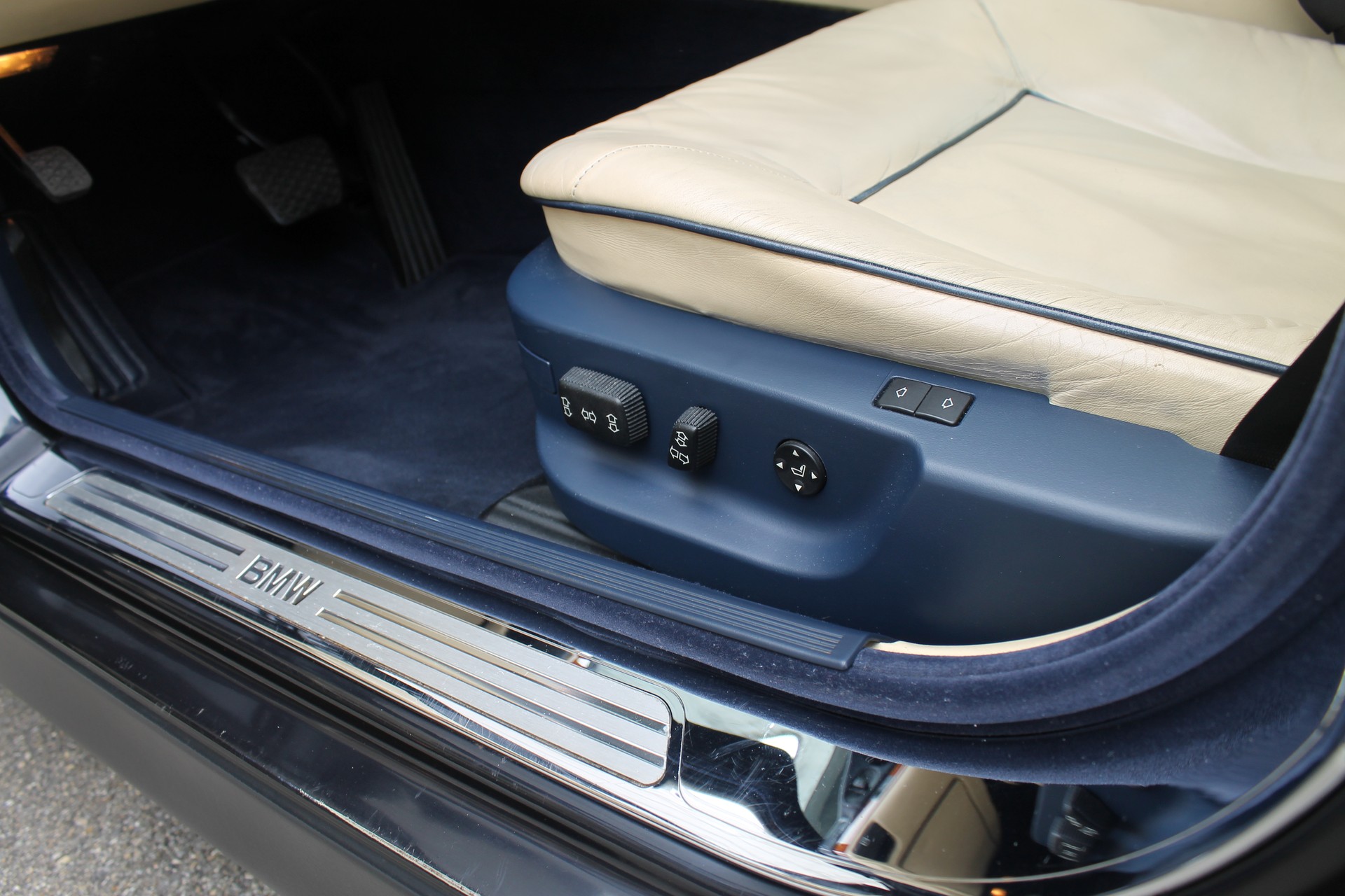 BMW 750iL-image-16