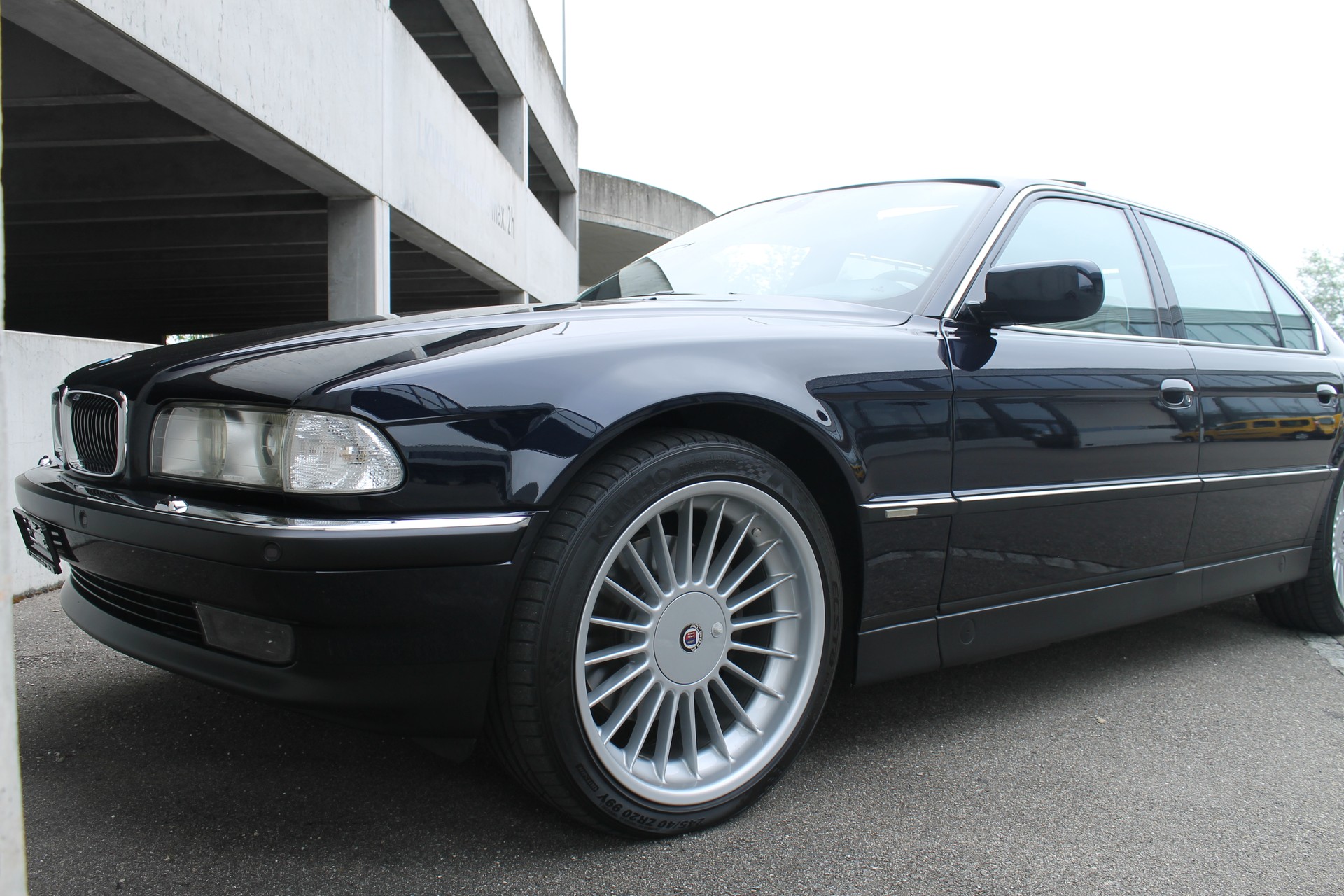 BMW 750iL-image-13