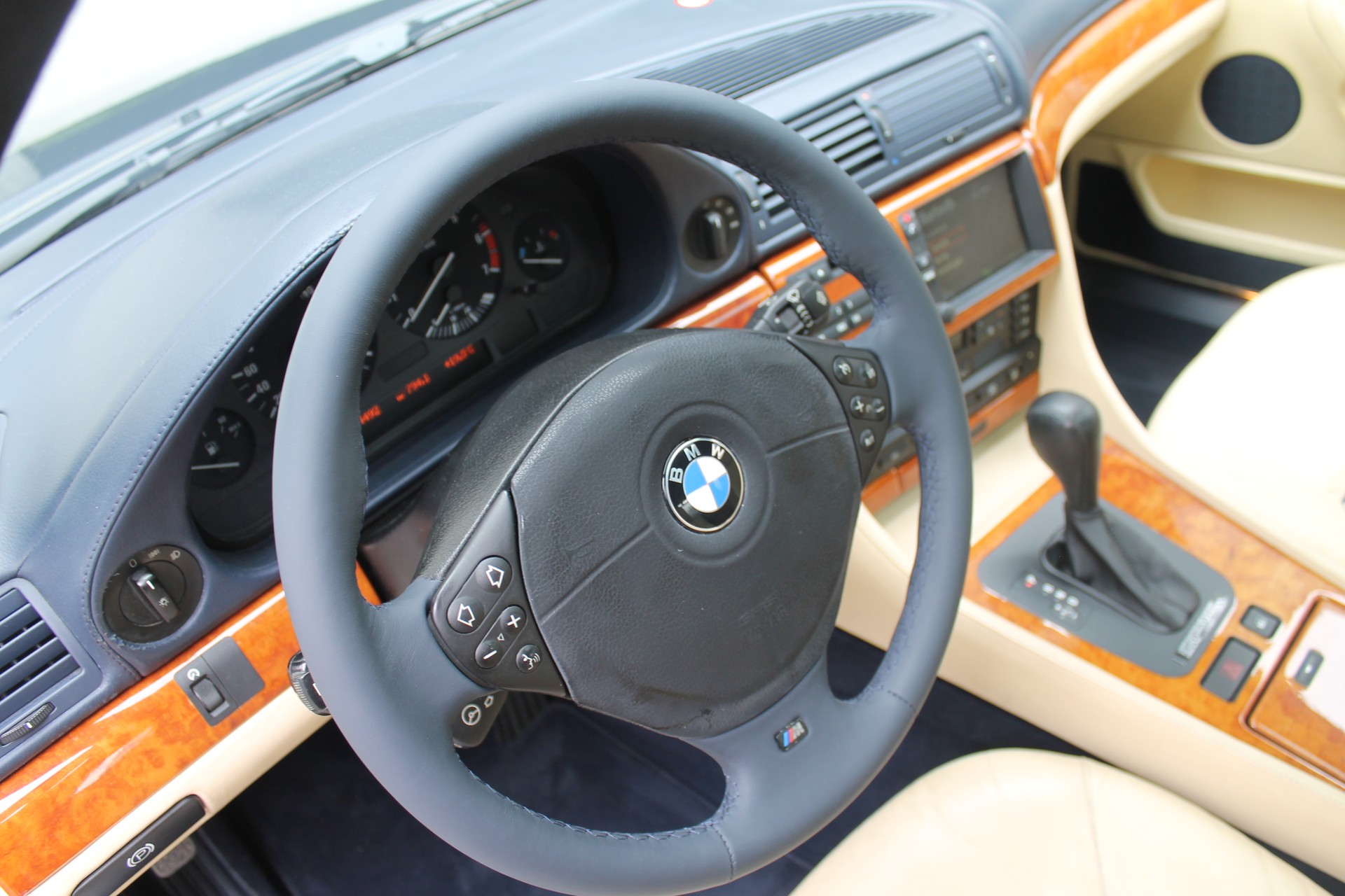 BMW 750iL-image-17