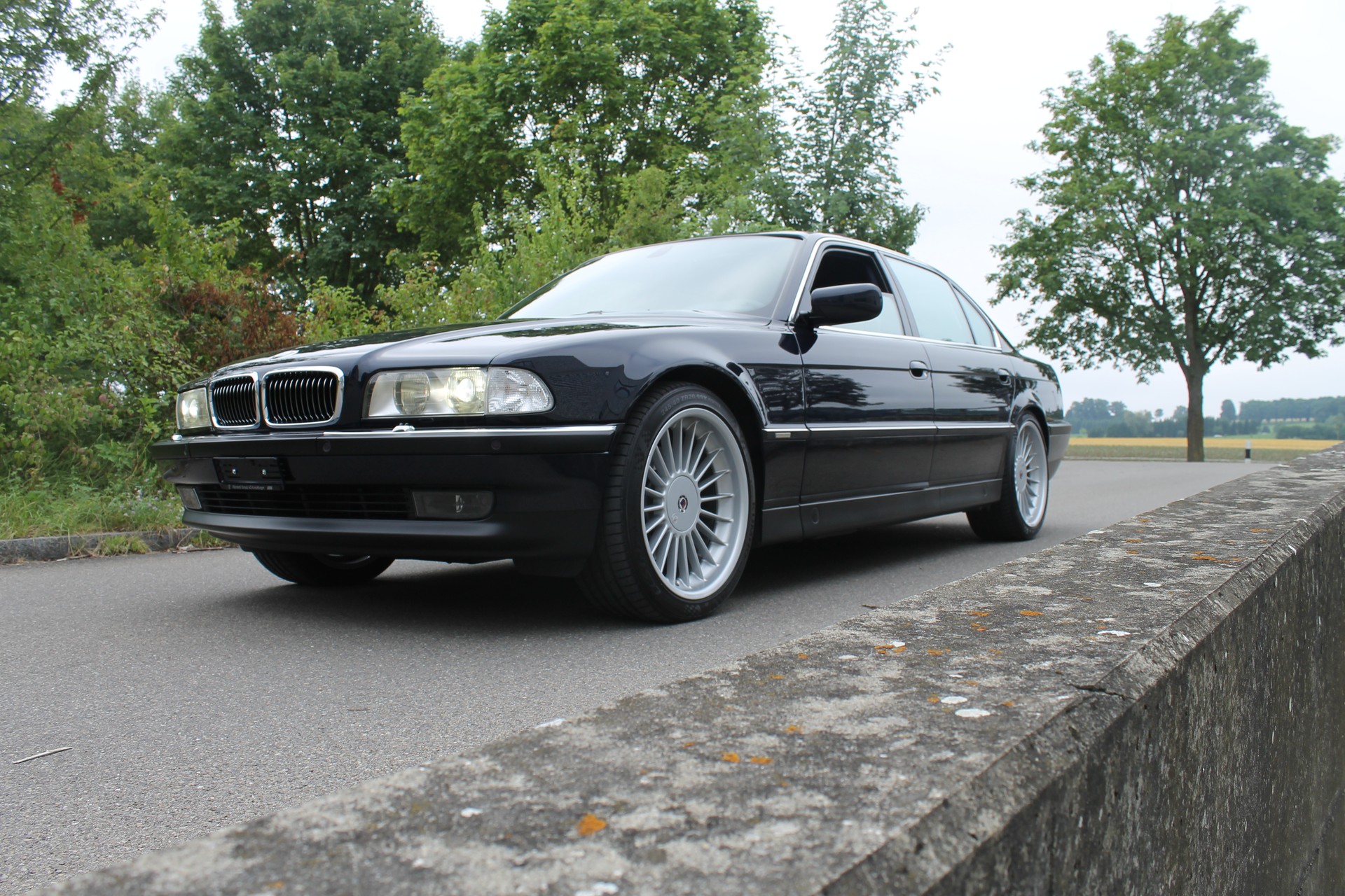 BMW 750iL-showroom-element-3