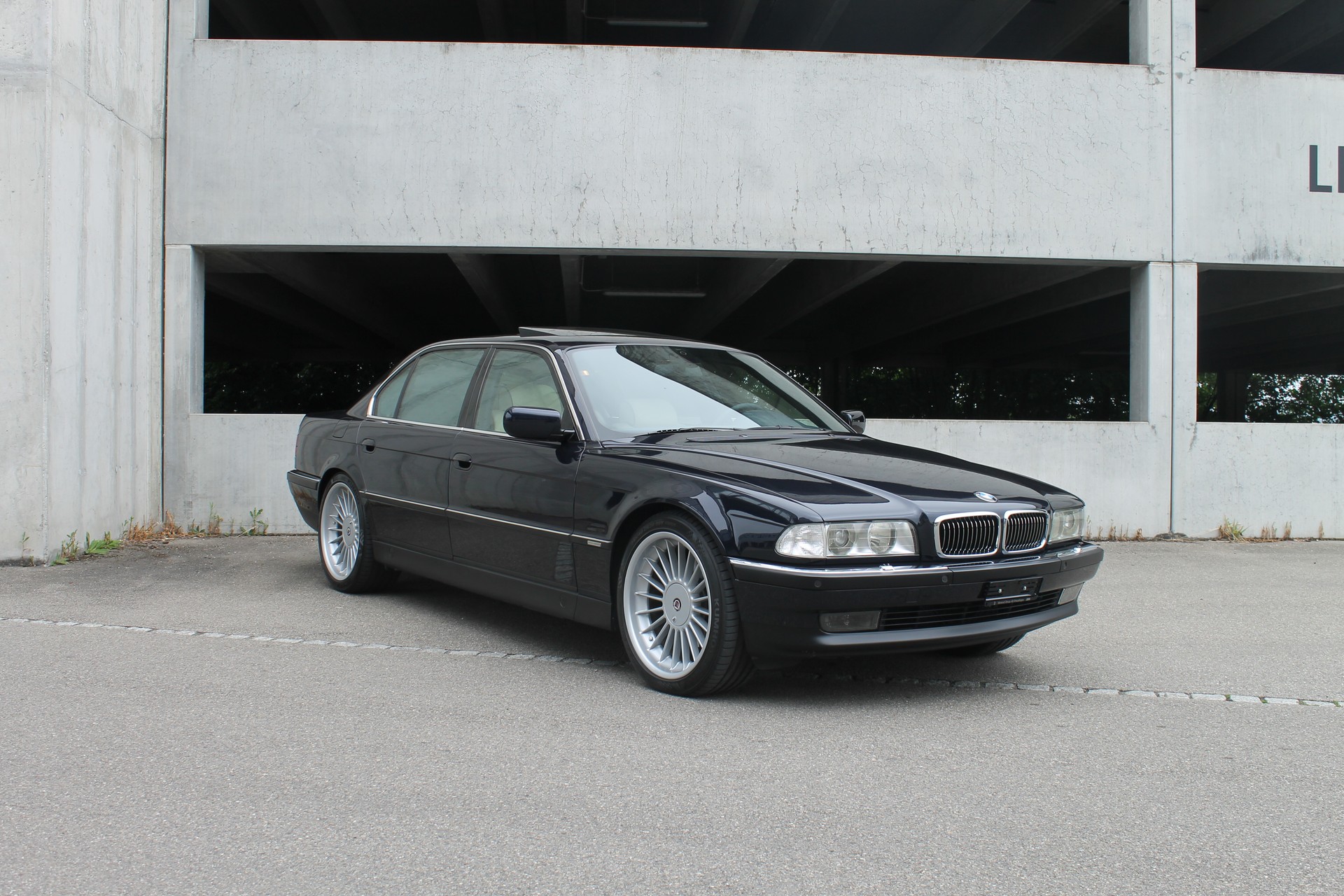 BMW 750iL-image-6
