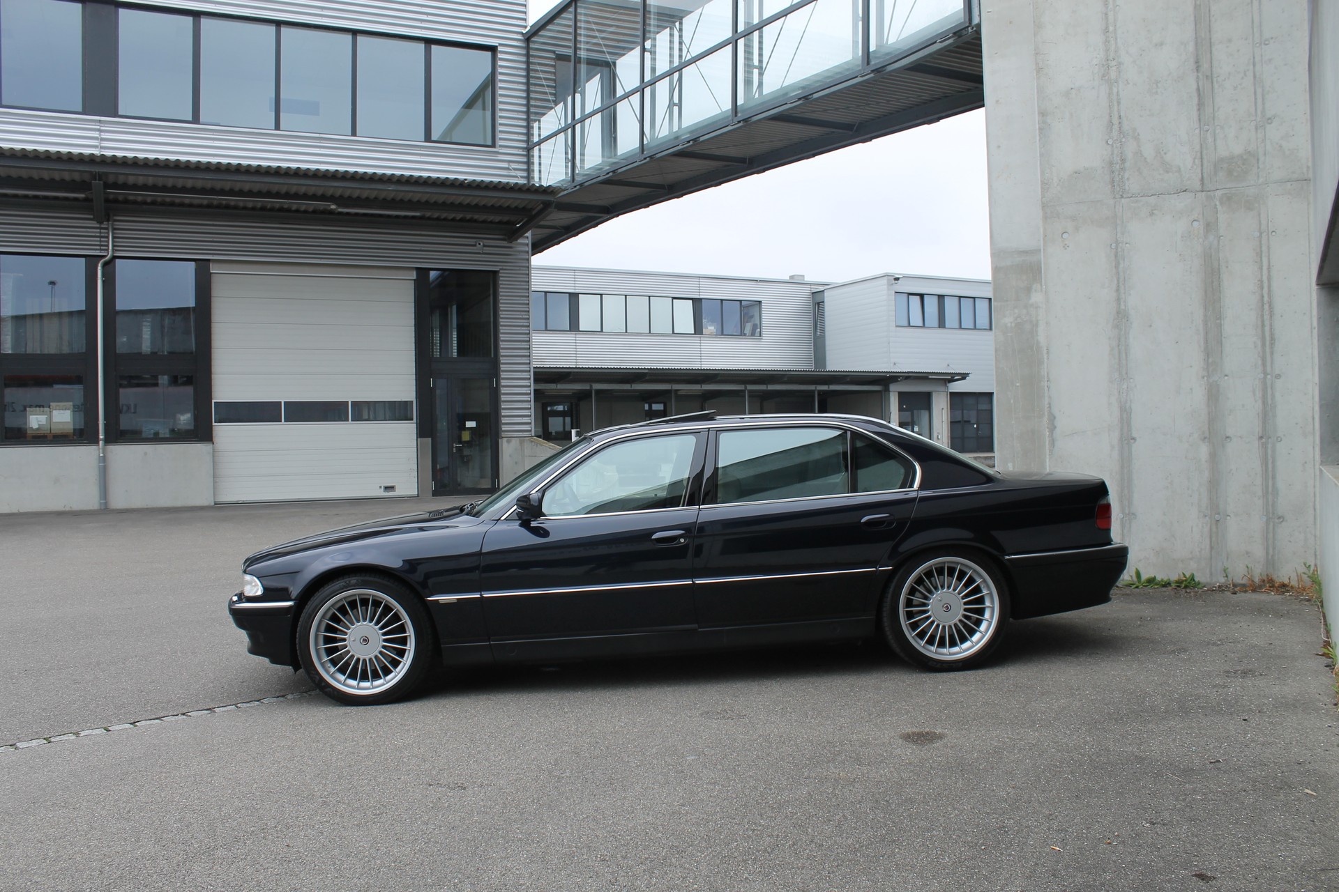 BMW 750iL-image-9