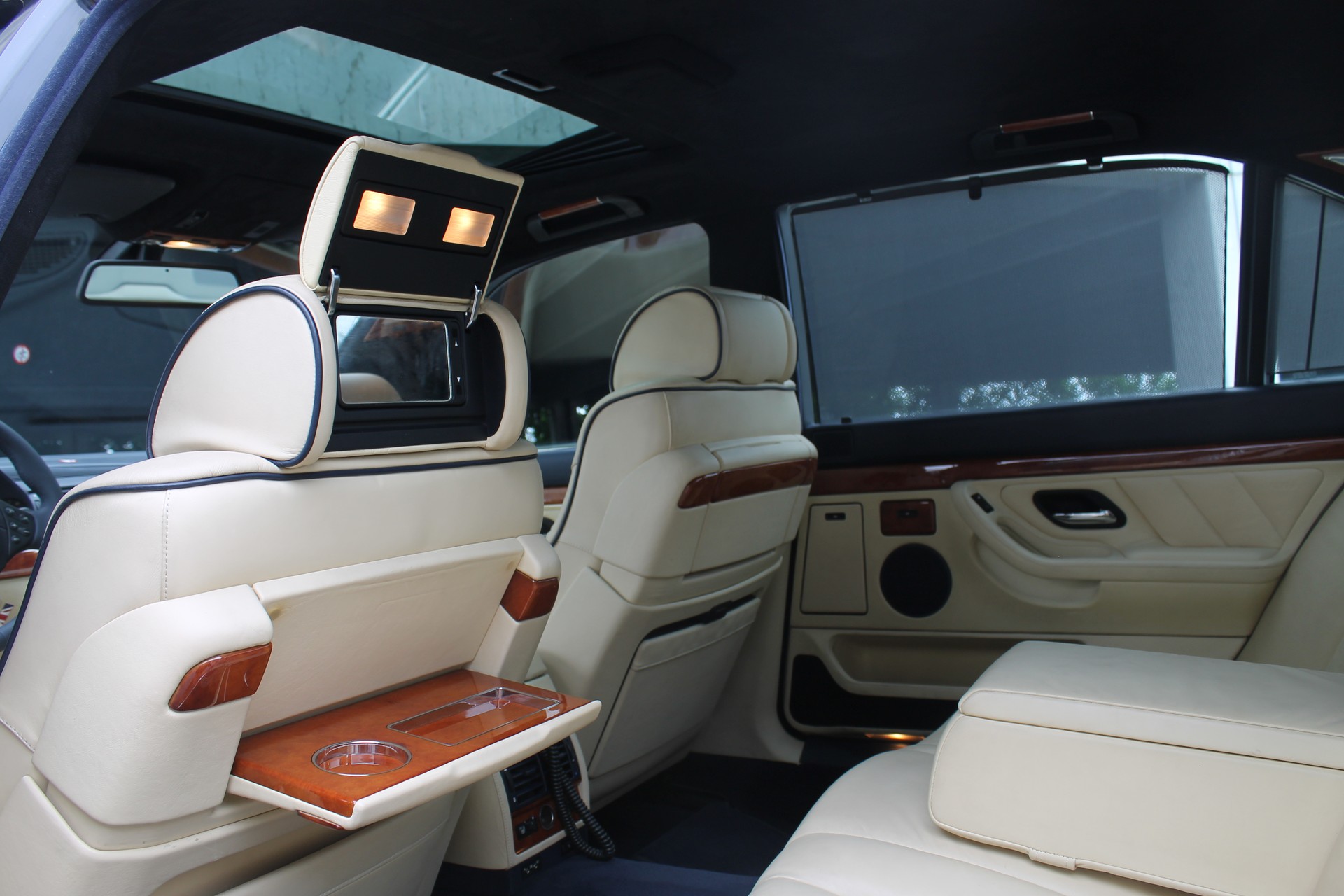 BMW 750iL-image-20
