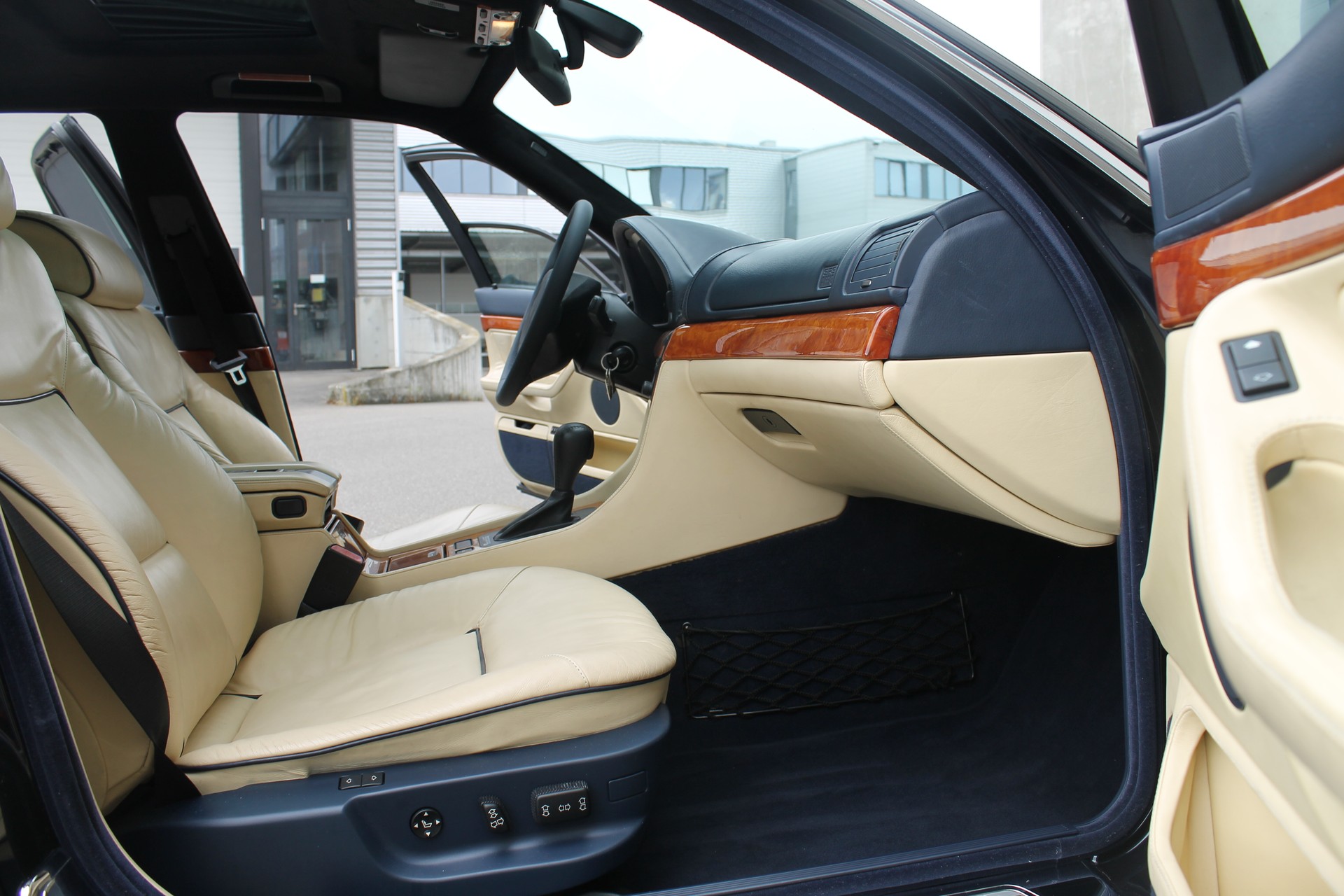 BMW 750iL-image-22