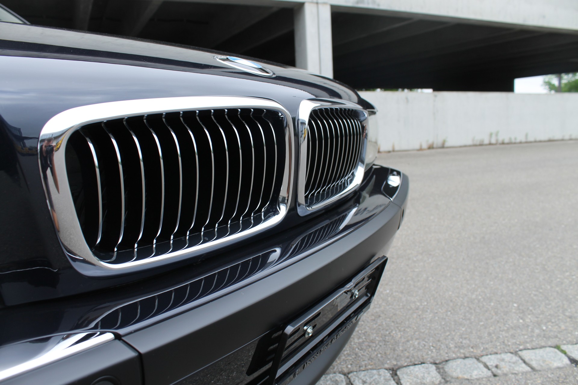 BMW 750iL-image-8