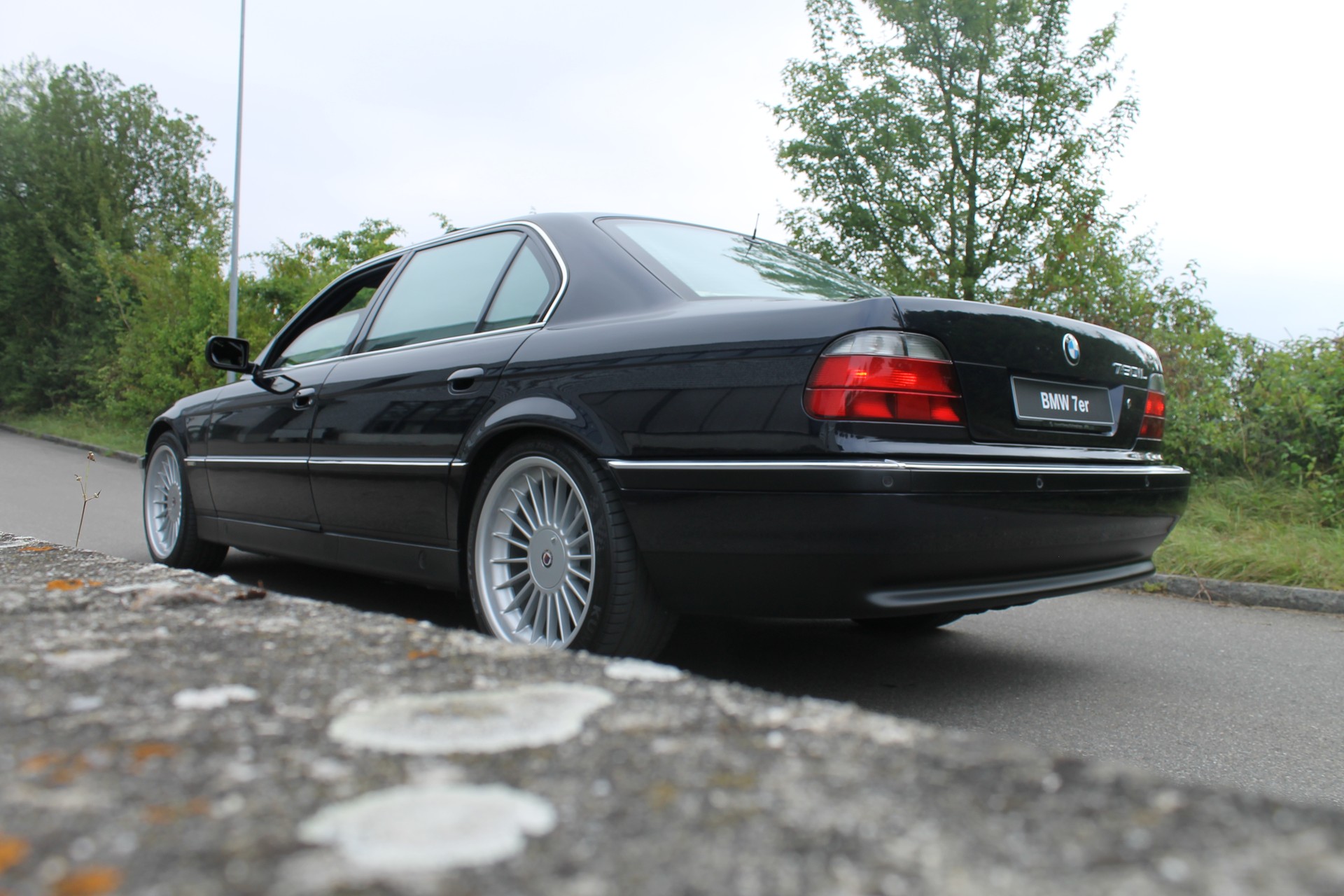 BMW 750iL-image-5