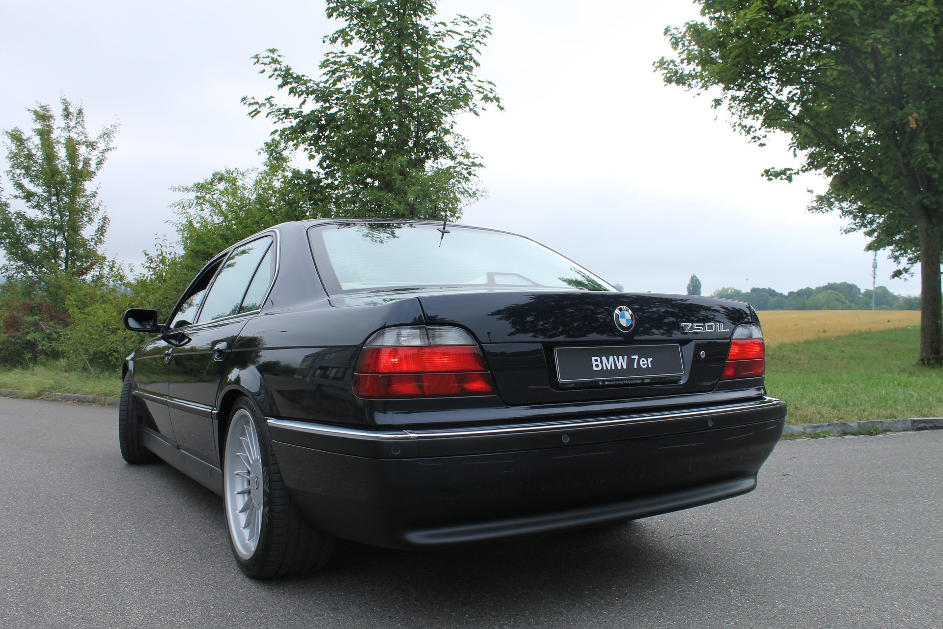 BMW 750iL-showroom-element-2