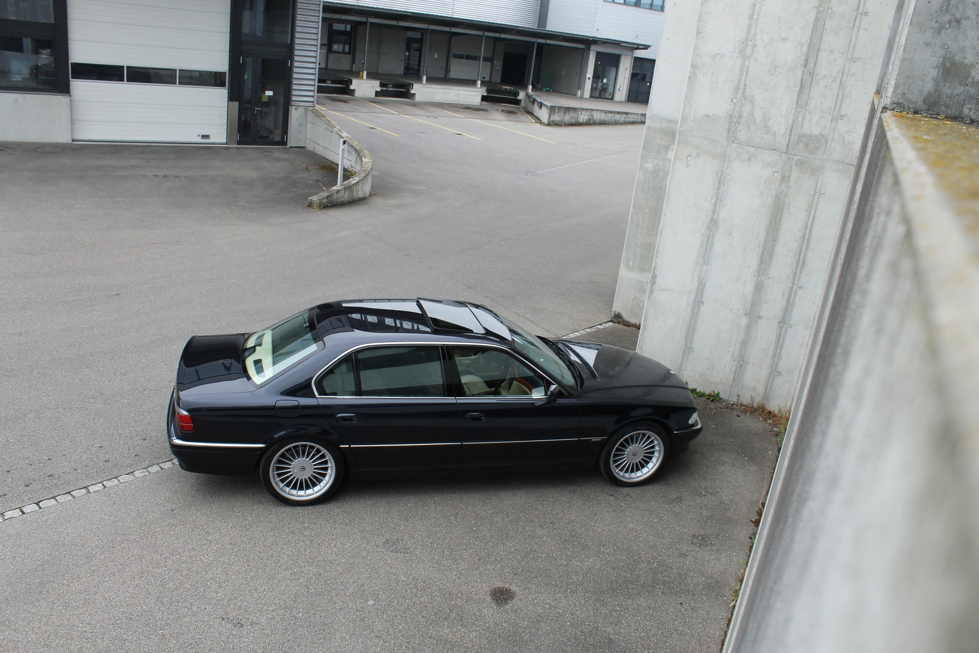 BMW 750iL-image-15