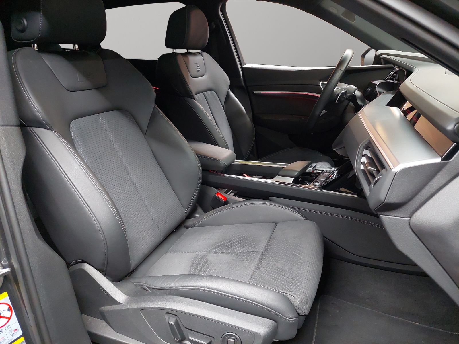AUDI e-tron 55 S Line Black Edition quattro-image-8