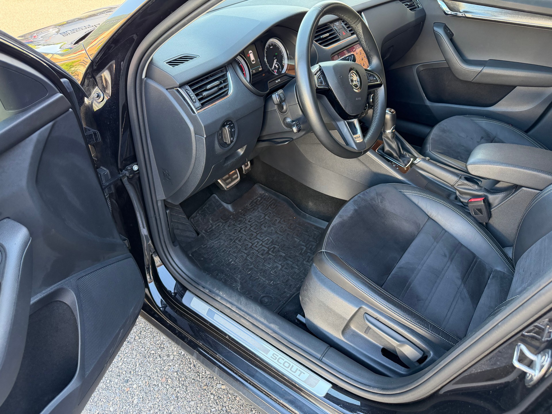 SKODA Octavia Combi 2.0 TSI Scout 4x4 DSG-image-11