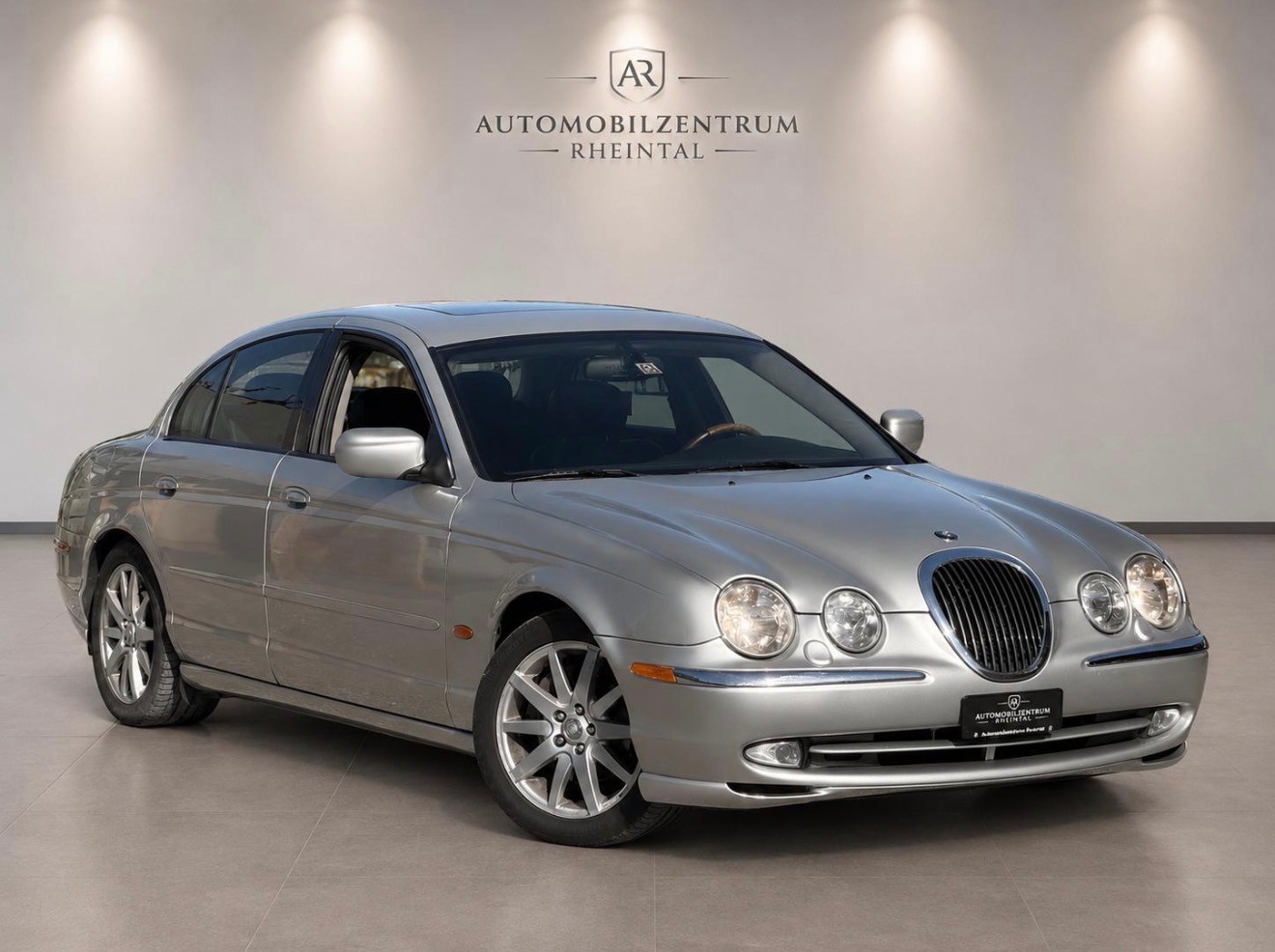 JAGUAR S-Type 4.2 V8 Executive-showroom-element-2