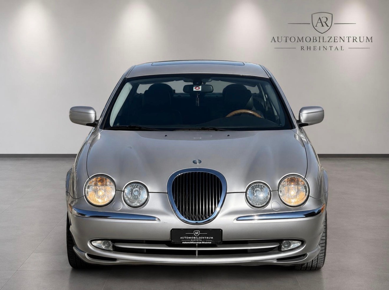 JAGUAR S-Type 4.2 V8 Executive-showroom-element-1