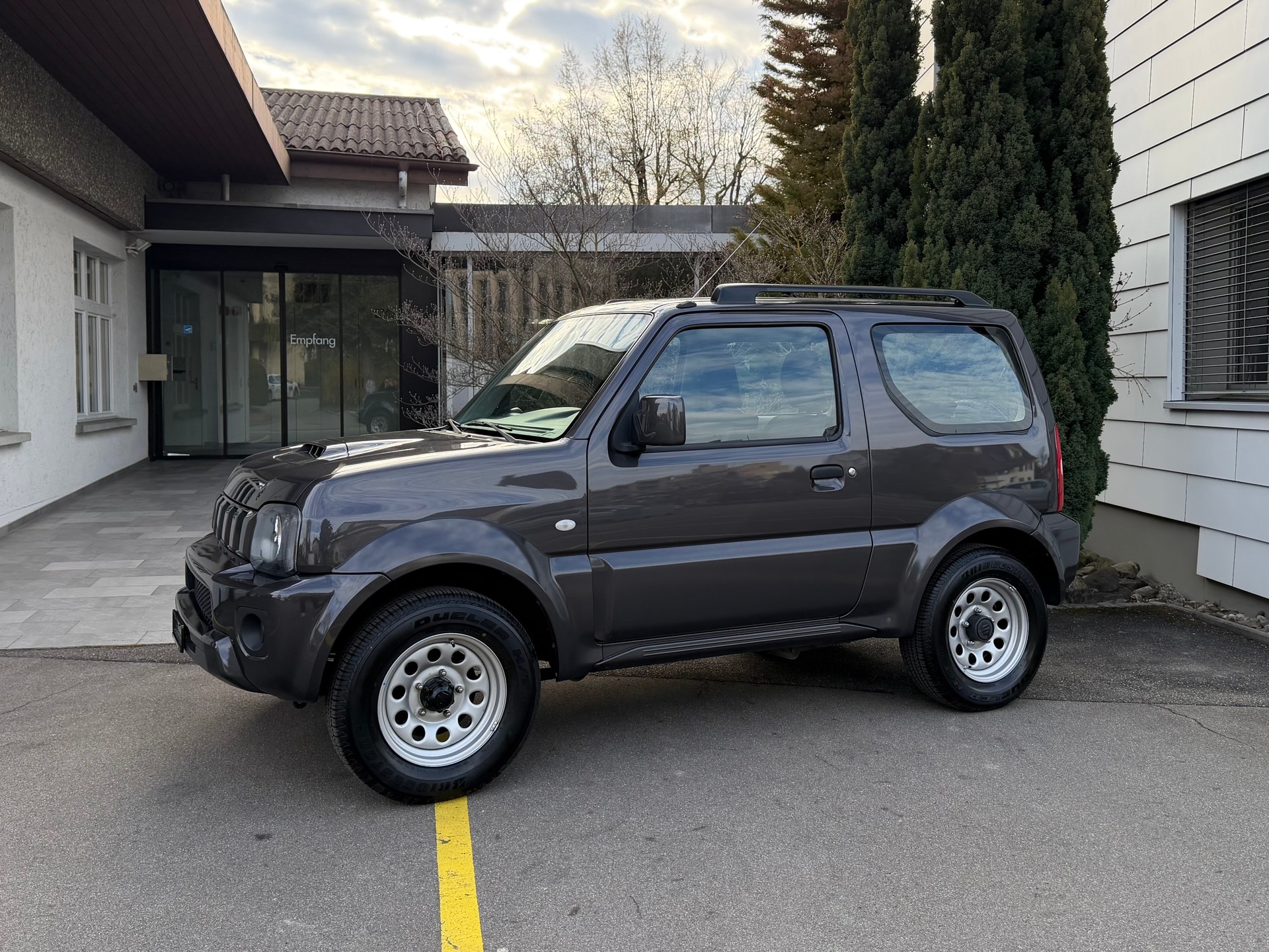 SUZUKI Jimny 1.3 4x4 16V Compact Top Automatic 4-Plätzer *Top-Ausstattung*aus 1. Hand*Servicegepflegt*-image-0