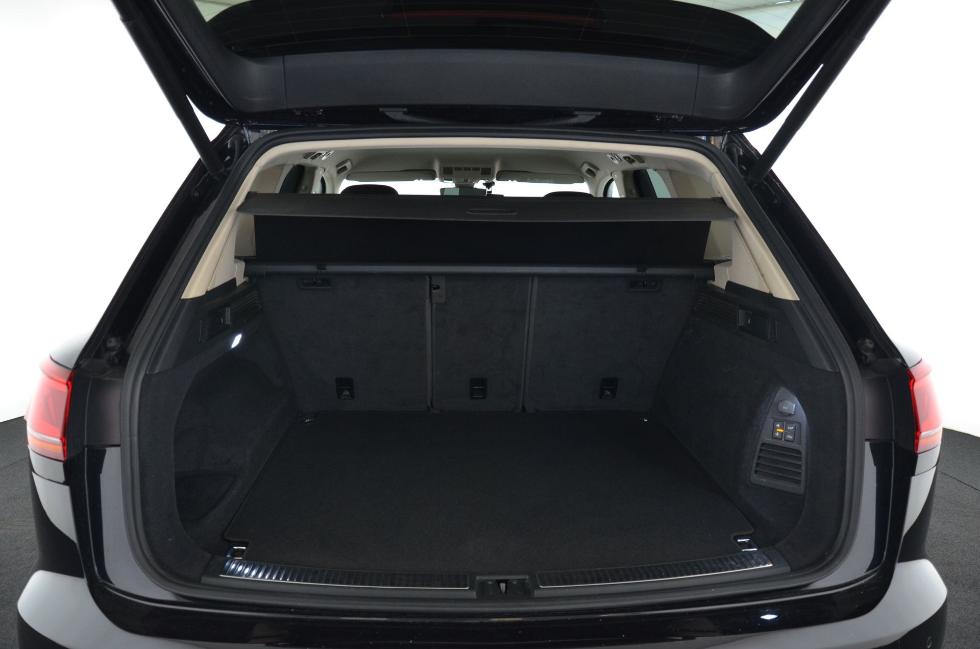 VW Touareg 3.0 TDI Atmosphere Tiptronic-image-23