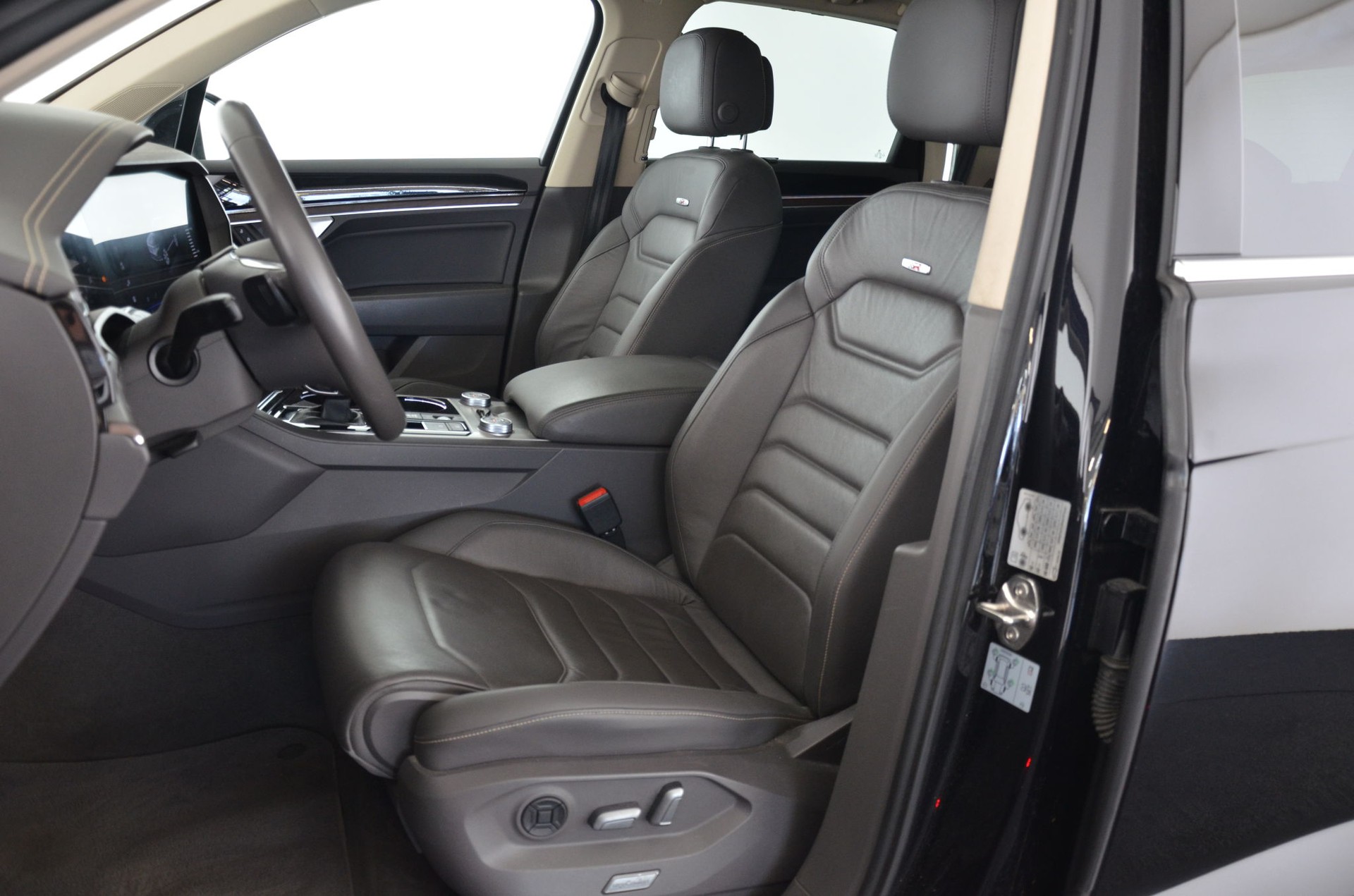 VW Touareg 3.0 TDI Atmosphere Tiptronic-image-11
