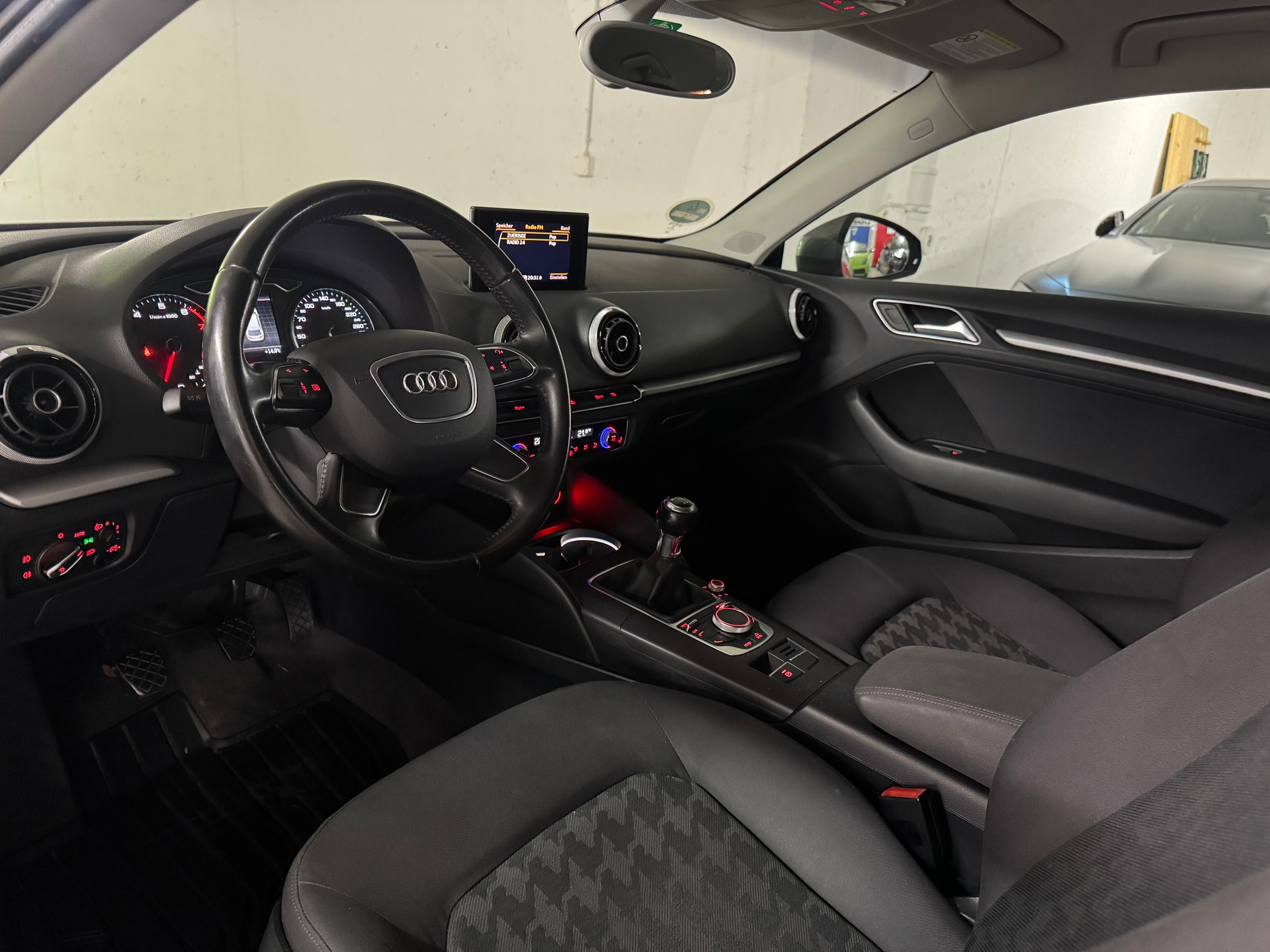 AUDI A3 1.4 TFSI Attraction 2-Hand-image-8