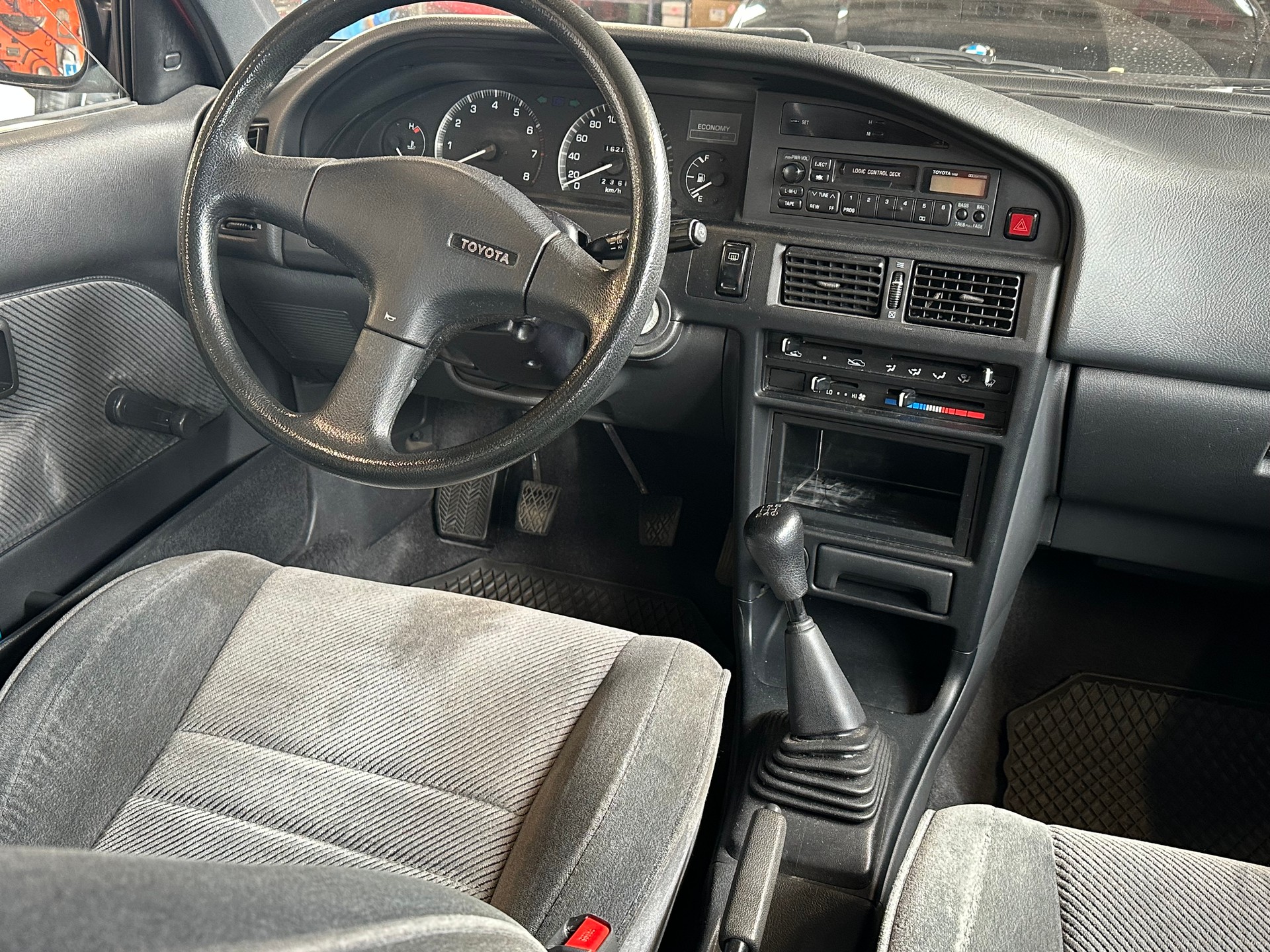 TOYOTA Corolla 1.6 GLi Liftback-image-11