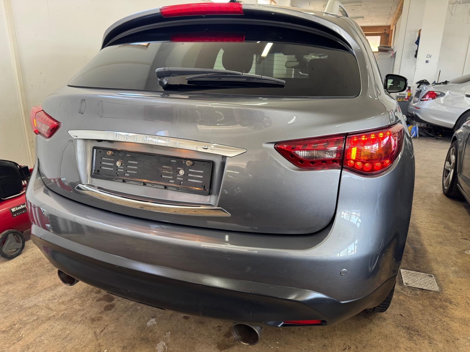 INFINITI QX70 5.0 S Premium AWD Automatic-image-2